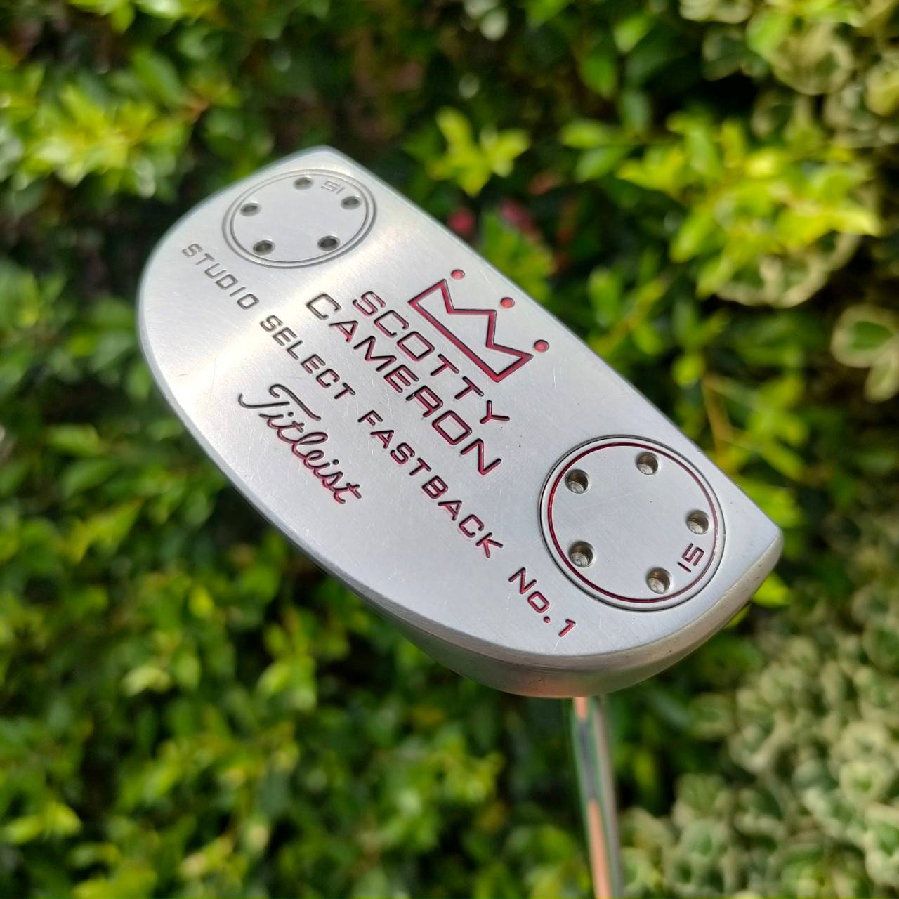 PUTTER TITLEIST SCOTTY CAMERON STUDIO SELECT FASTBACK NO.1 ความยาว 34 นิ้ว สวยเดิมทุกอย่าง รุ่นนี้พัตต์ดีมากๆ พัตต์ง่ายกว่า STUDIO มาก เพราะมีการชดเชยเพิ่มเยอะมาก และเช่นเดิม น้ำหนัก และหน้าสัมผัส เป็นอันดับ 1 ในใต้หล้า