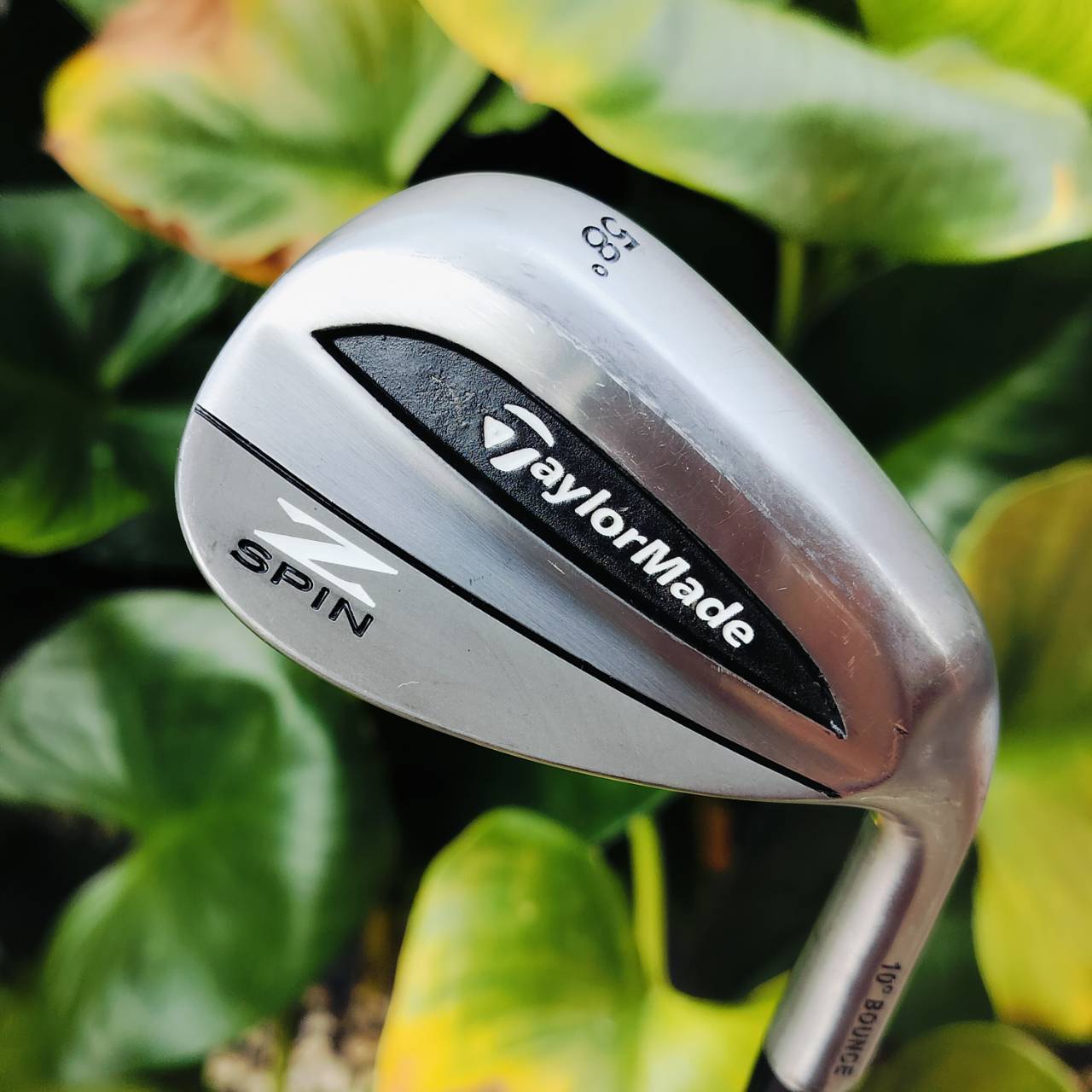 TaylorMade Z Spin Wedge องศา 58 BOUNCE 10 ร่อง Z Grooves: ร่องหน้าไม้ ที่ออกแบบมาอย่างแม่นยำ เพื่อเพิ่มการสปินและ การควบคุมให้ลูกหยุดบนกรีน!!! ไม้กอล์ฟพรีเมี่ยมมือสอง ของแท้ By NakaraLuxurious