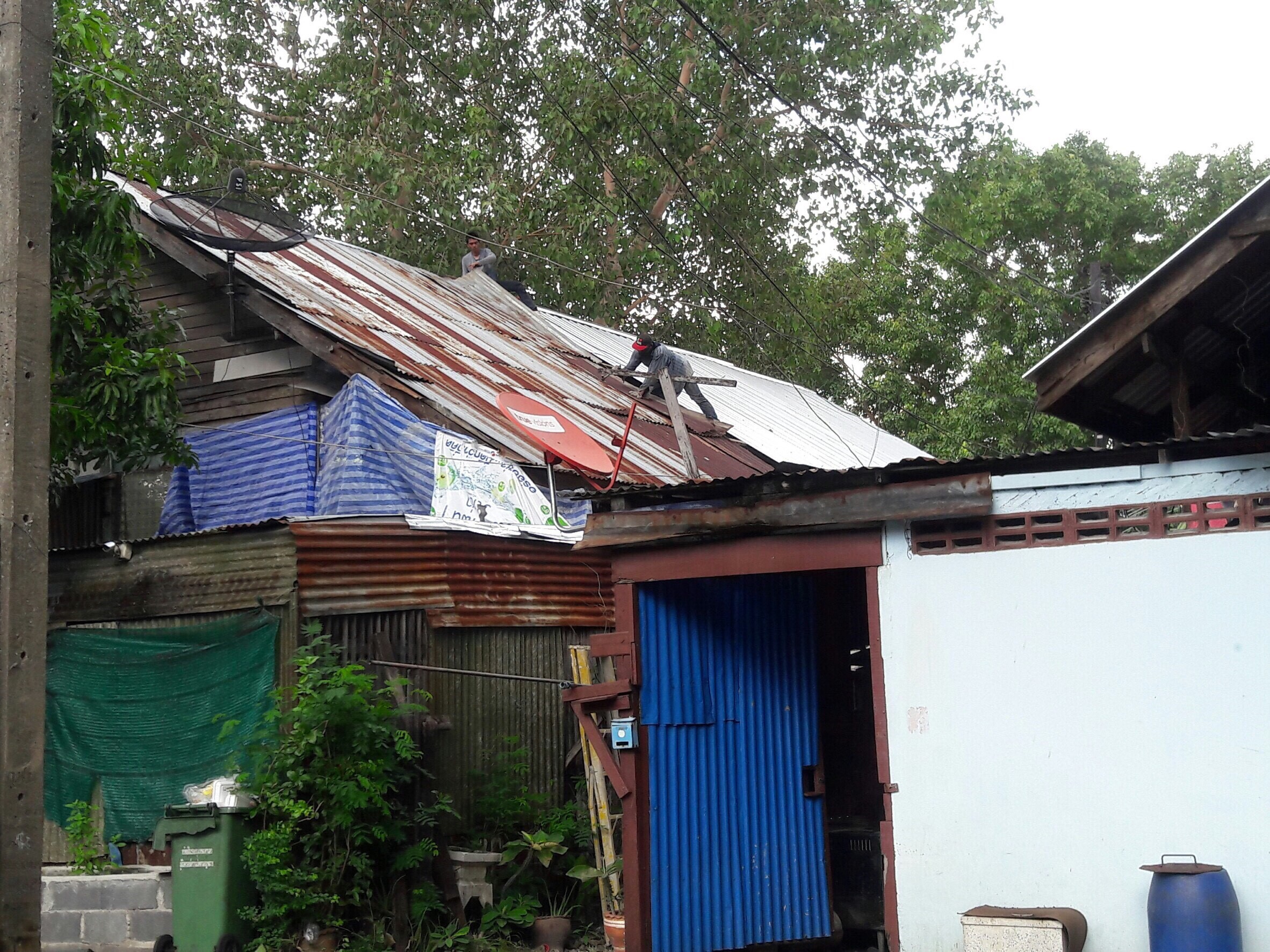 งานดีดบ้านขึ้น,เปลี่ยนฝ้า,เปลี่ยนหลังคาบ้านพัก การรถไฟแห่งประเทศไทย