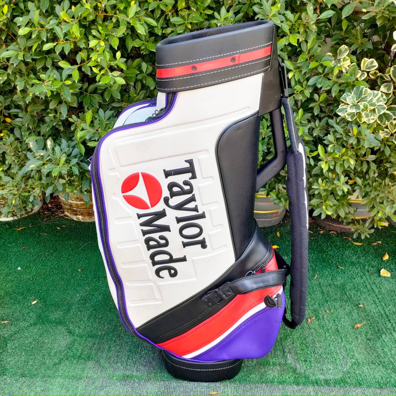 ถุงกอล์ฟ TAYLORMADE มือสอง ของแท้ สภาพเดิมๆเลย มีซิปเปิดด้านหน้าได้ด้วยครับ หนังสวยสีขาวอย่างดี ไม้กอล์ฟมือสอง ของแท้ BY NakaraLuxurious