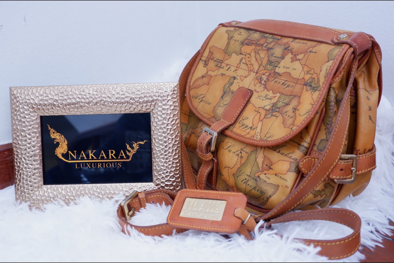 Nakala Luxurious Alviero Martini ทรงชามัวร์ค่ะ MADE IN ITALY ของแท้ 100 เปอร์เซ็นต์ มีแผนที่ประเทศไทยอยู่ตรงหน้ากระเป๋า