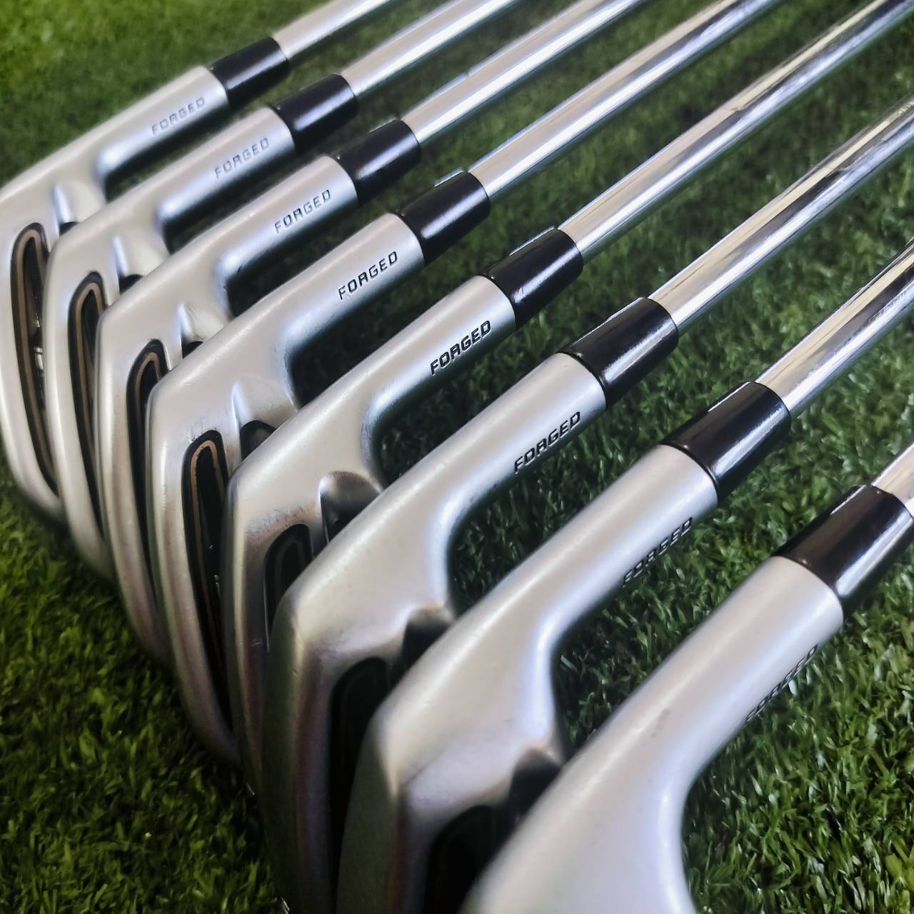 ชุดเหล็ก NIKE CCI FORGED มีเหล็ก 3 4 5 6 7 8 9 เเละ PW ก้าน DYNAMIC GOLD S300 สภาพเดืมๆ ตีง่าย ตัว FORGED วัสดุพรีเมี่ยม นุ่มมาก และเป็นเหล็กที่ตีมันส์มากๆเลยค่ะ ไม้กอล์ฟพรีเมี่ยมมือสอง ของแท้ By NakaraLuxurious