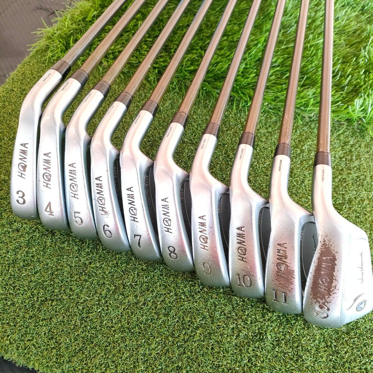 ชุดเหล็ก HONMA NEW-LB300 CAVITY BACK มีเหล็ก 3-11 SW ชุดใหญ่ ได้ทั้งหมด 10 ชิ้น *** ก้านพรีเมี่ยมระดับ 3 ดาว *** สุดยอดก้านครับ SUPER LIGHT TITANIUM CARBON FLEX R ตีง่าย และตีดีมากๆ ก้านดีมาก พรีเมี่ยม JAPAN