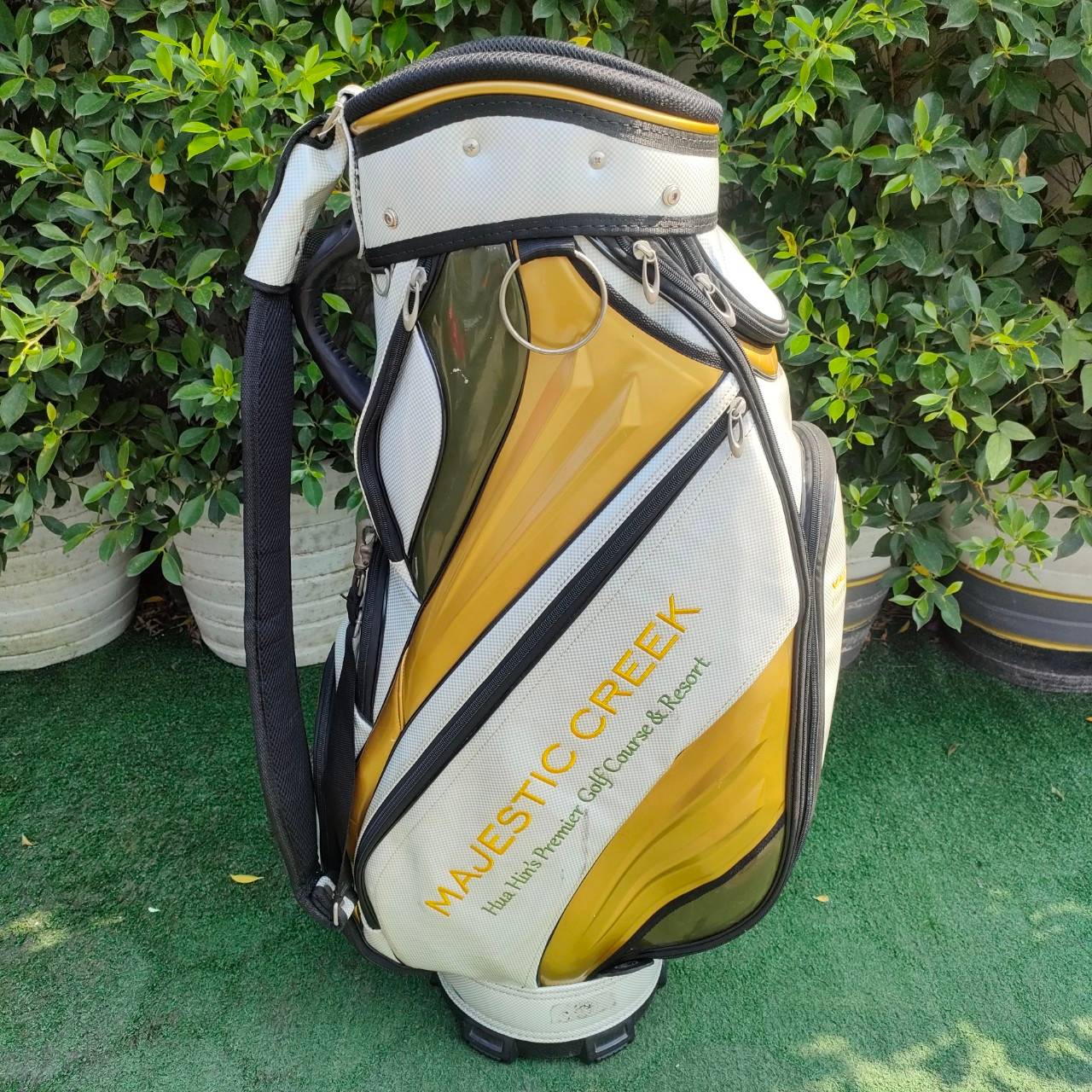 ถุงกอล์ฟ MAJESTIC CREEK มือสอง ** คอพเวอร์มีตำหนิ เเป๊กหลุด 2จุด ** สภาพสวย หนังแก้ว เป๊กซ่อมร้านกระเป๋าได้ ราคาพิเศษสุดคุ้ม!!!