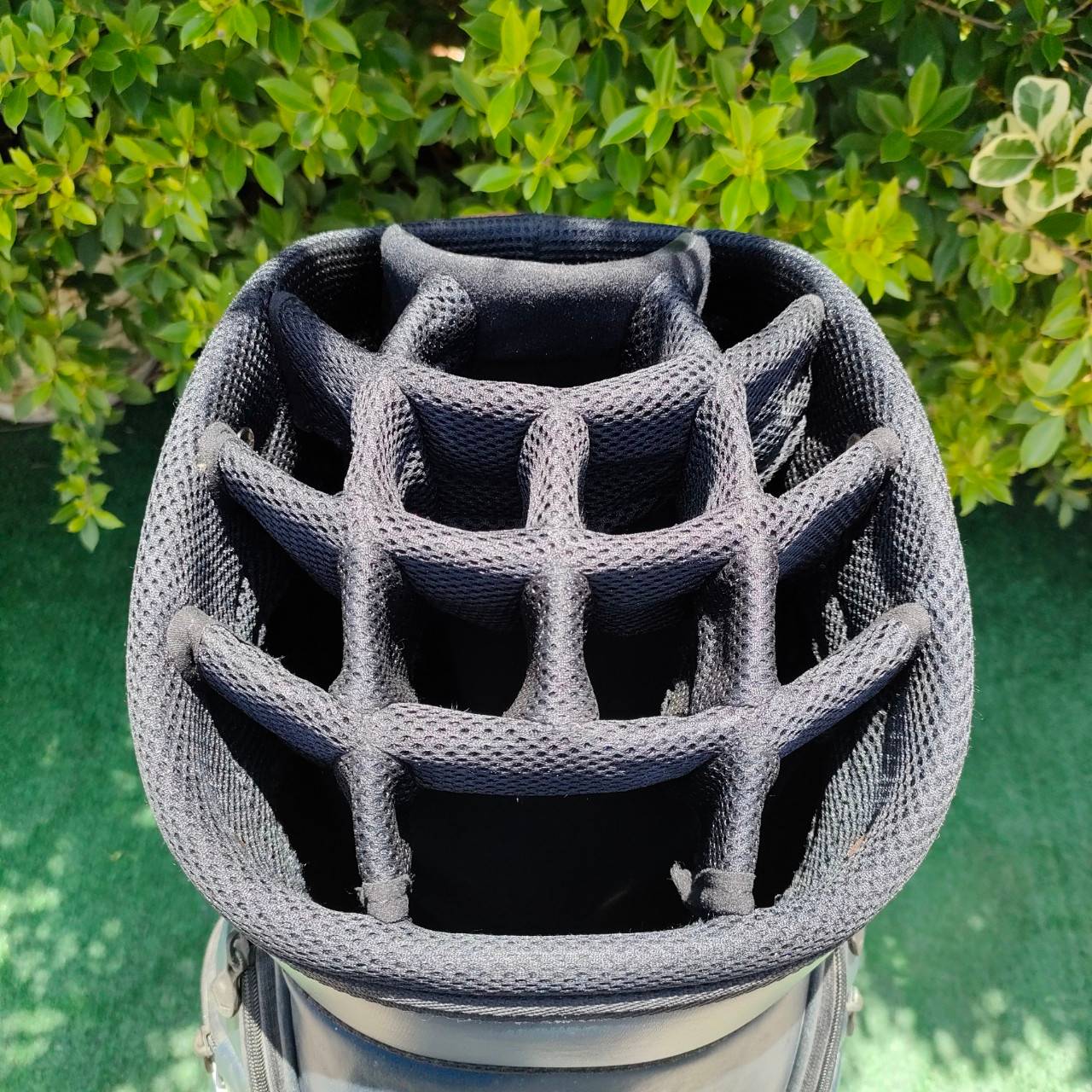 ถุงกอล์ฟ CALLAWAY RAZR มือสอง ** เเป๊กติด COVER หลุด ** ไม่มีสายสะพาย ถุงสวย ปากถุงสวย 15 ช่องไม้เป็นระเบียบ ช่องใส่ของต่างๆก็ครบครัน มือสอง ของแท้ BY NakaraLuxurious