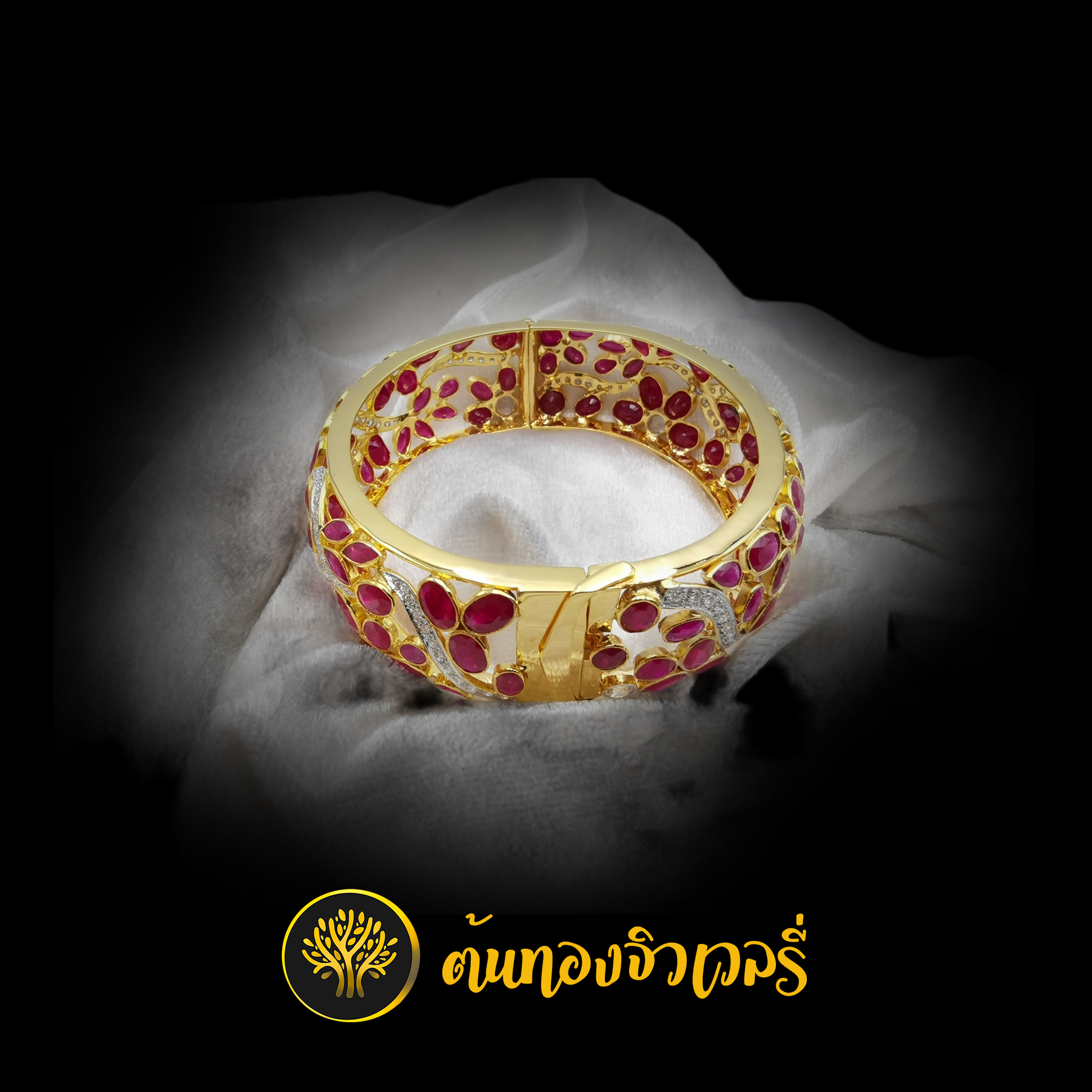 กำไลข้อมือพลอยทับทิม ฝังเพชรสลับไปมา สวยจัดๆ สวยจริงๆครับ