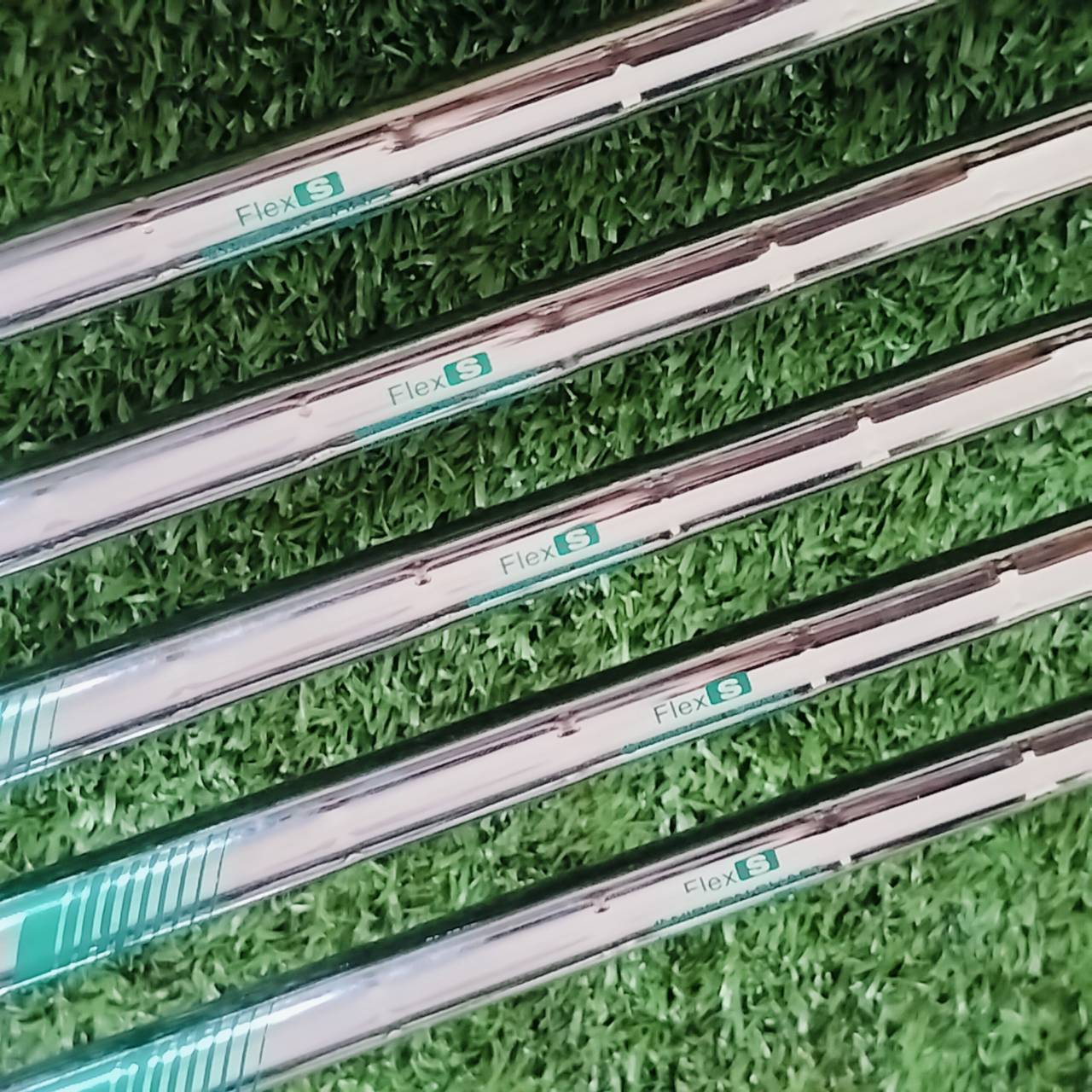 ชุดเหล็ก Titleist T400 โมเดลใหม่สุดใน T-SERIES เหล็กตีไกล และตีง่ายที่สุดของ Titleist ตีโดนแบบง่าย ตีไกลจนงงแน่นอน!!! ไม้กอล์ฟพรีเมี่ยมมือสอง By NakaraLuxurious