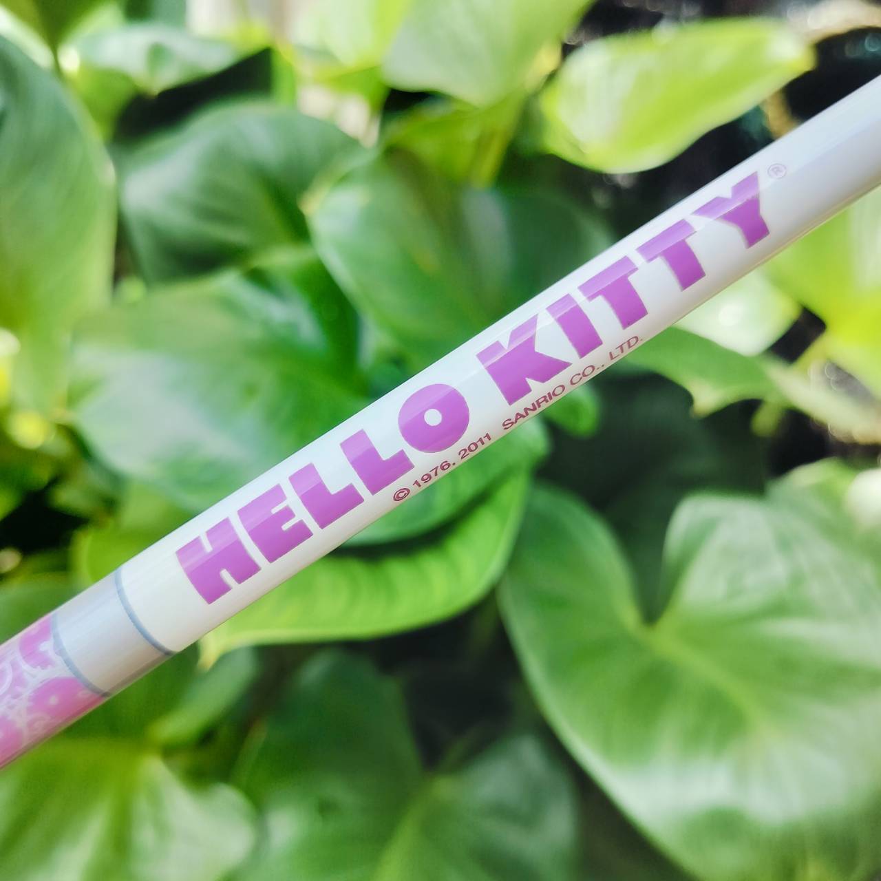 ** ไม้กอล์ฟสำหรับผู้หญิง ** FULLSET HELLO KITTY ของแท้!!! มีป้ายลิขสิทธิ์และราคาของใหม่ครบ พร้อมถุงกอล์ฟ KITTY สวยน่ารักมาก หายากมาก ทำออกมาน้อย ตีดี ตีง่ายมาก ไม้กอล์ฟพรีเมี่ยมมือสอง ของแท้ By NakaraLuxurious