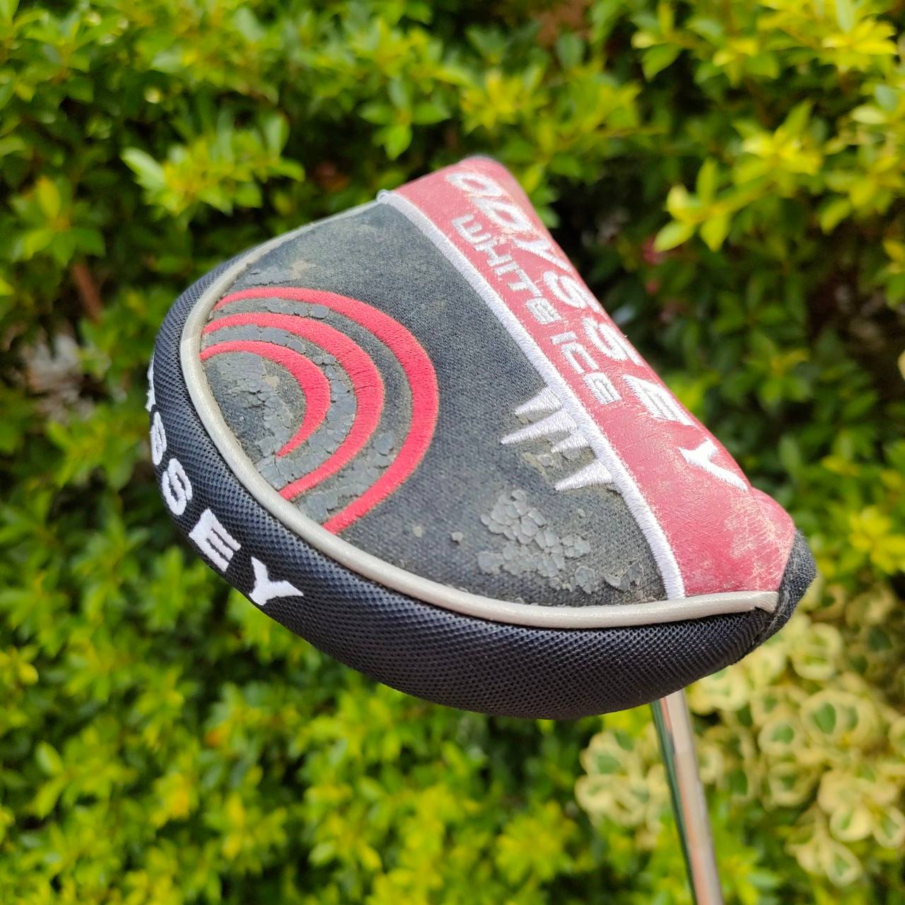 PUTTER ODYSSEY CRIMSON SERIES 550 ความยาว 34 นิ้ว ก้าน ODYSSEY ** กริฟเสื่อมสภาพ ** ** มาพร้อม COVER ตรงรุ่น!!! *** ทรงมอลเล็ต พัตต์ง่าย มีเส้นเล็ง ด้านหลังสองเส้น ดีมาก!! ไม้กอล์ฟมือสอง ของแท้ BY NakaraLuxurious