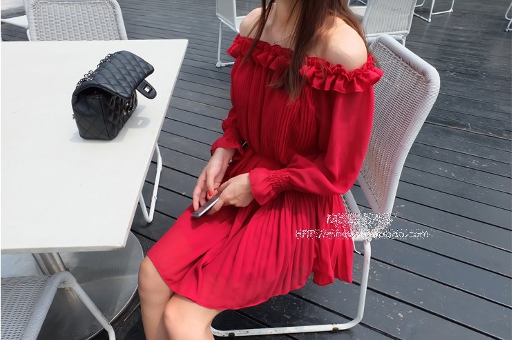 ชุดเดรสปาดไหล่ ผ้าชีฟองอัดพลีส แขนซีทรู สีแดง ตามแบบ