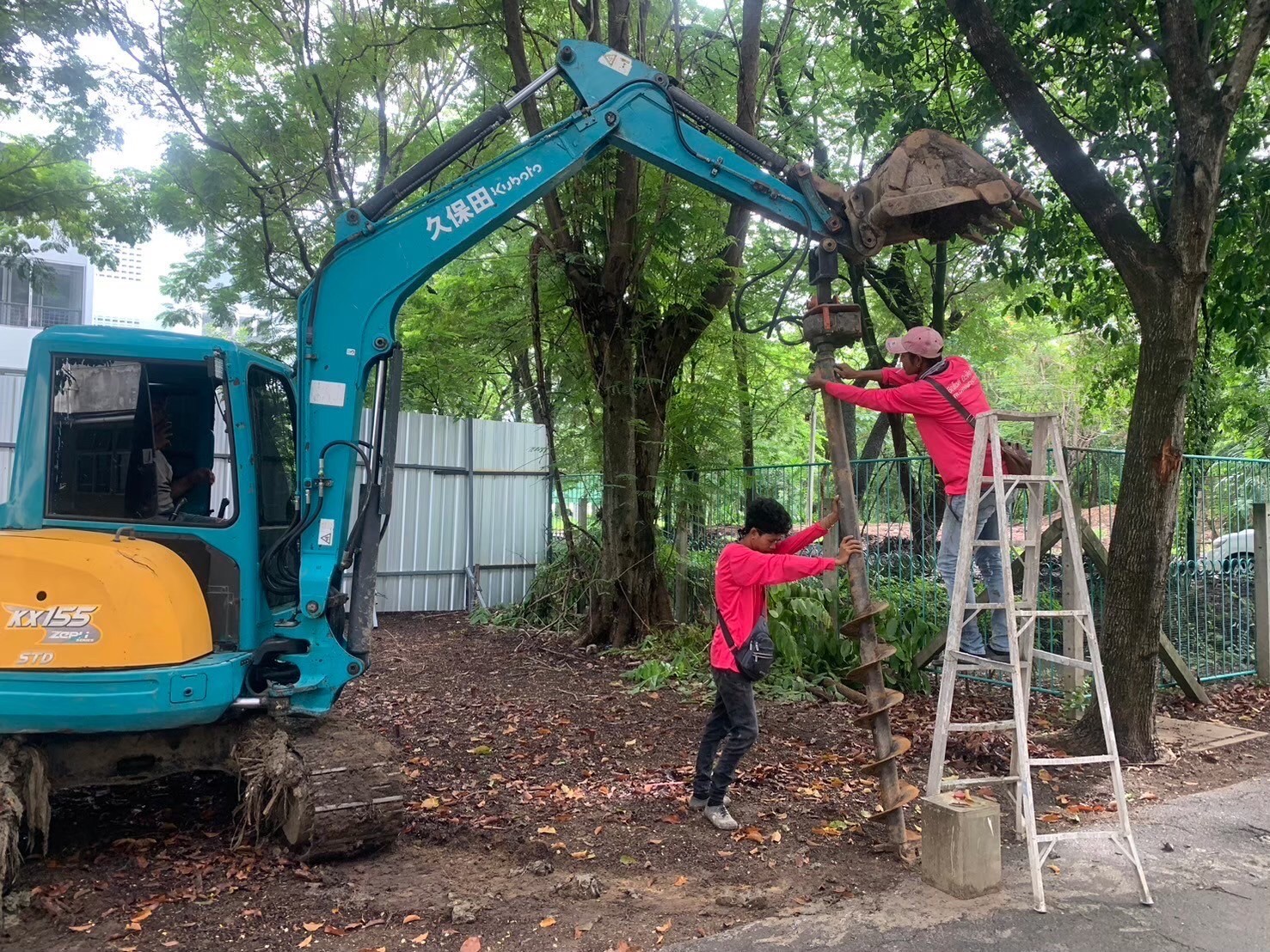 ม.ศิลปากร งานก่อสร้างจุดทิ้งขยะ