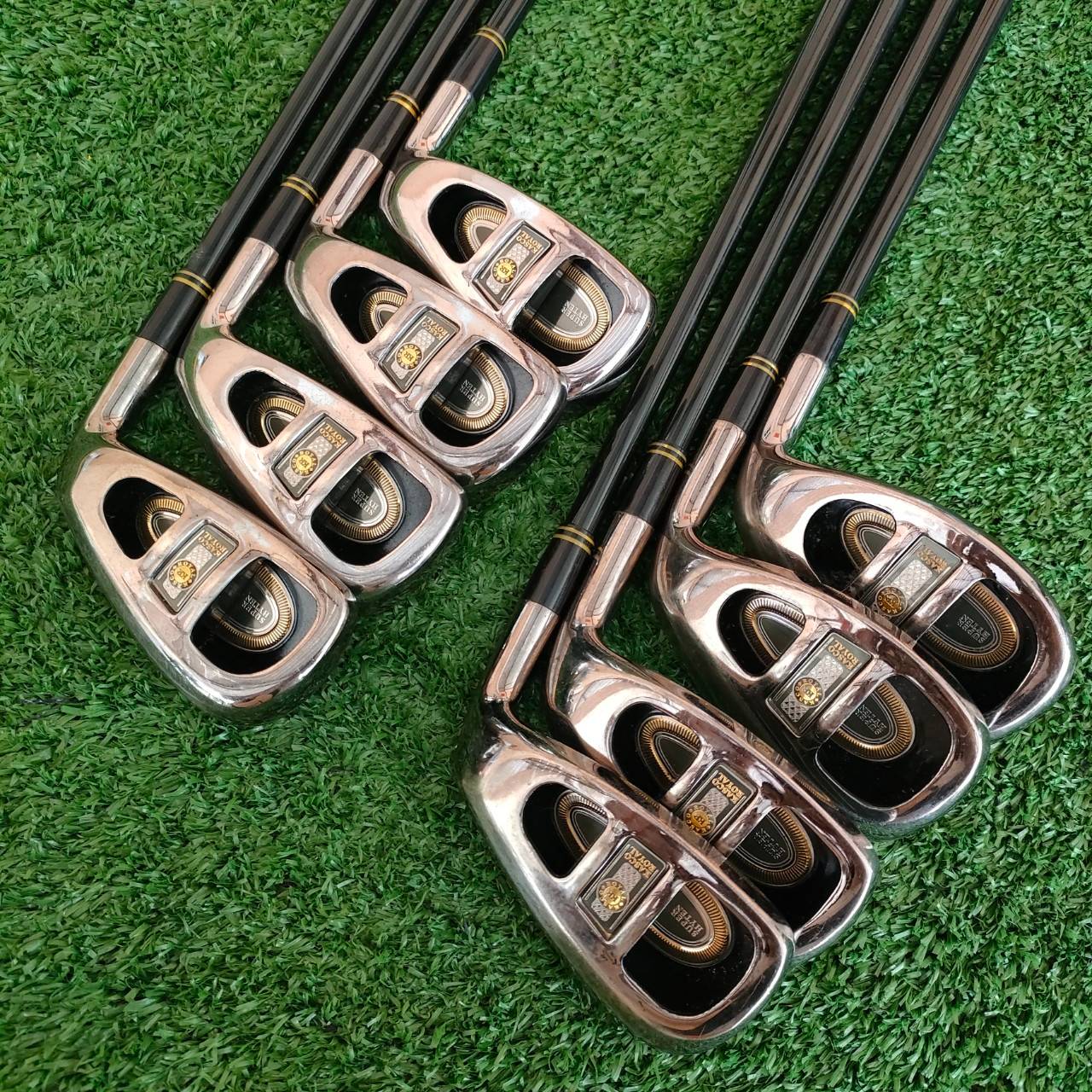 ชุดเหล็ก KASCO ROYAL SUPER HYTEN มีเหล็ก 5-9 เเละ PW AW SW ก้าน KASCO KR ROYAL FLEX R เป็นรุ่นระดับ HI-END สูงสุด หายากมาก ที่ญี่ปุ่นมือสอง ราคายังไป 3 หมื่นกว่าครับ ท่านที่ชอบขุดเหล็กหรูหรา และยัง ช่วยในการตี ตีวงแบบสบายๆ ก็ง่าย ได้ระยะ มากๆ เลยครับ เป็น