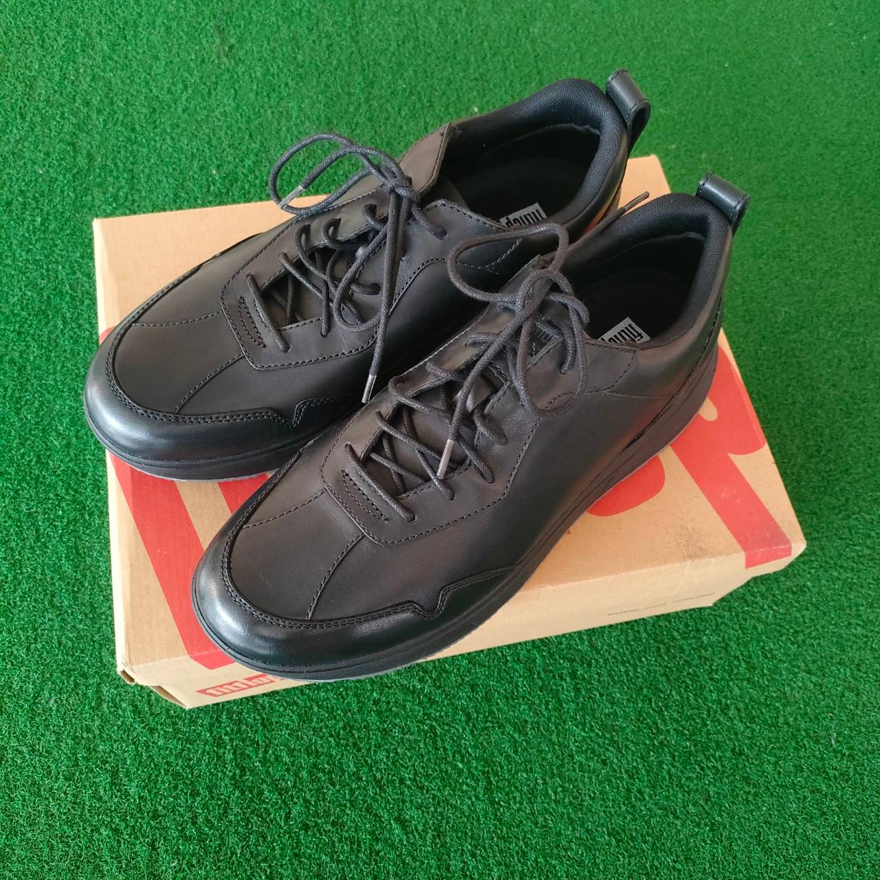 รองเท้ากอล์ฟ FITFLOP ของใหม่ !!! ขนาดไชส์ US10 UK 09 EUR 43 มาพร้อมกล่อง FITFLOP มือหนึ่ง ของแท้ BY NakaraLuxurious