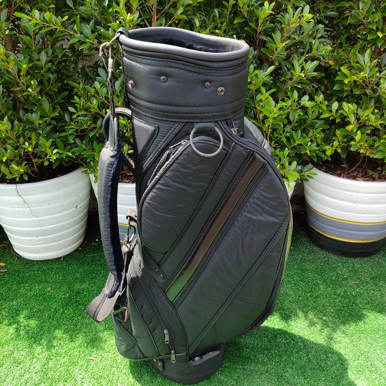 ถุงกอล์ฟมือสอง สภาพเดิมๆ สายมีกำมะหยี่ เวลาสะพายไม่เจ็บ ภายในบุกำมะหยี่อย่างดีครับ