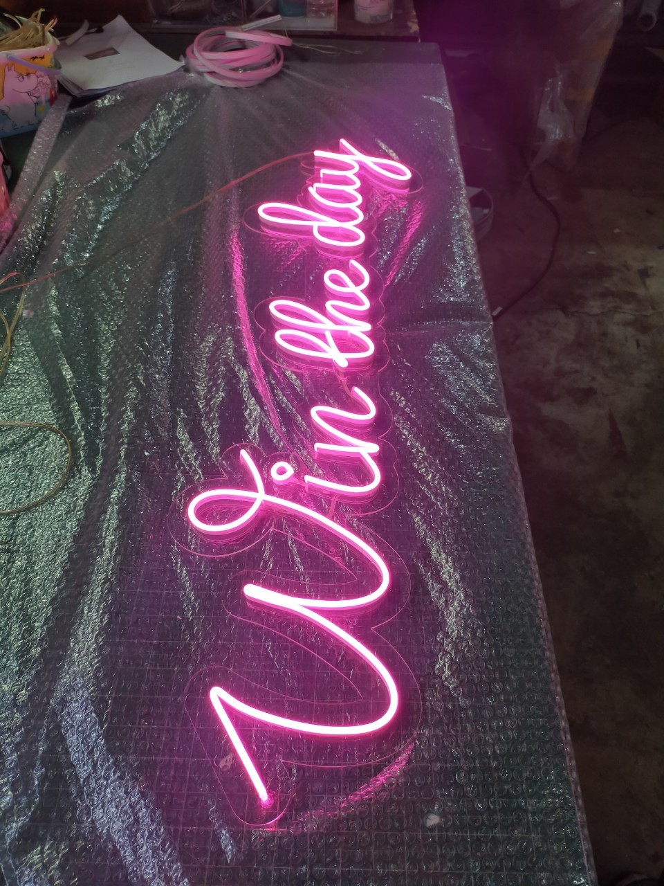 ไฟนีออน เฟค