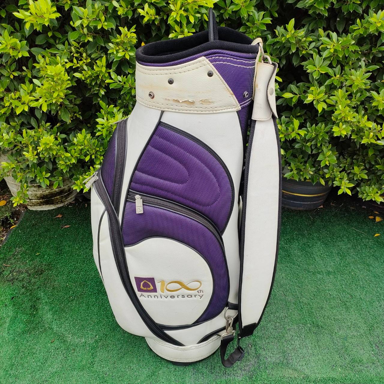 ถุงกอล์ฟ SCB 100 TH ANNIVERSARY *** มีตำหนิ ตามรูป *** เป็น TOUR ใบใหญ่ ซิปดี พร้อมใช้ มือสอง ของแท้ BY NakaraLuxurious