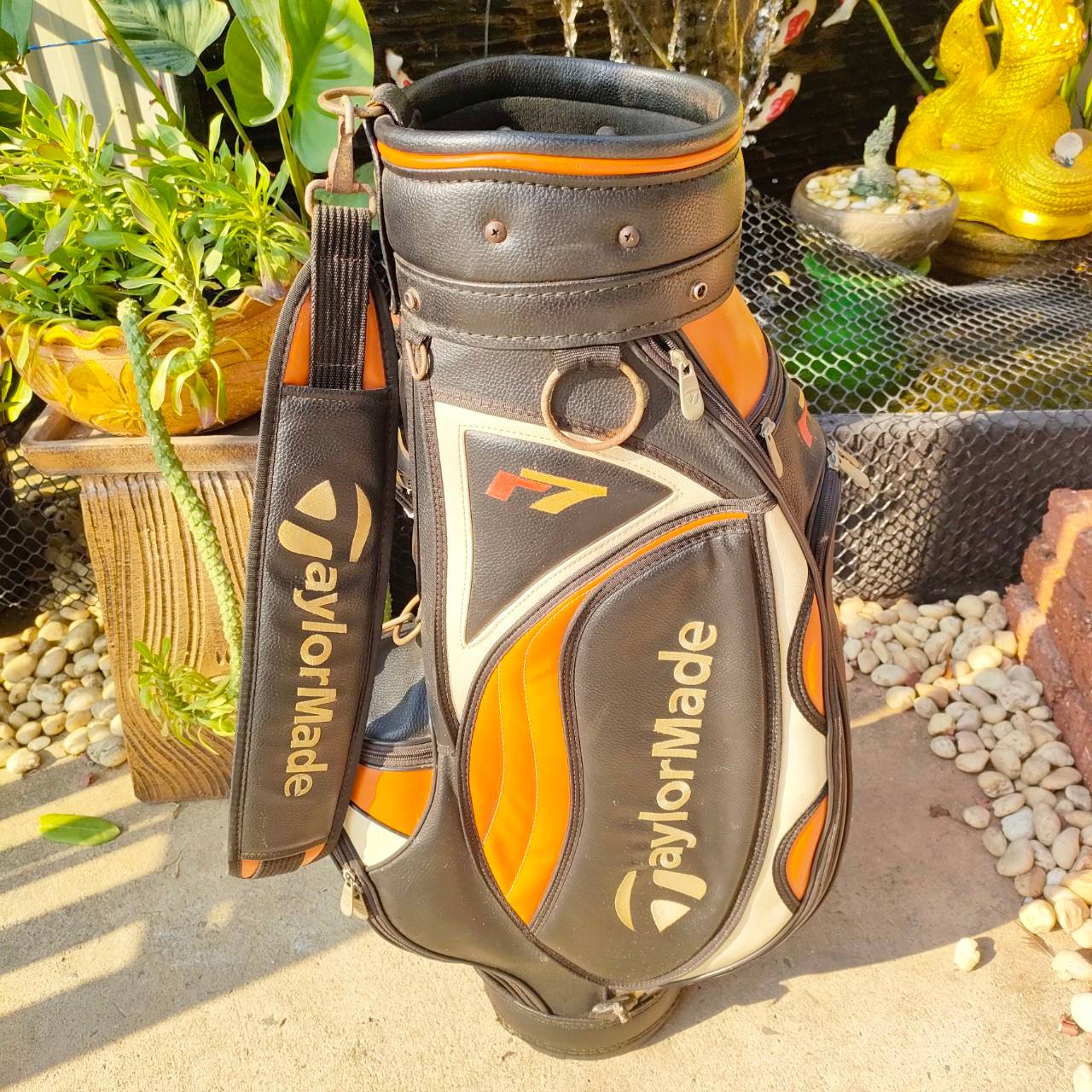 ถุงกอล์ฟ TAYLORMADE มือสอง ** COVER มีรอยขาด ** นอกนั้นสภาพเดิมๆ ถุง TOUR ใบใหญ่ ใช้ดี ใส่อุปกรณ์ได้ครบครัน ไม้กอล์ฟพรีเมี่ยมมือสอง By NakaraLuxurious