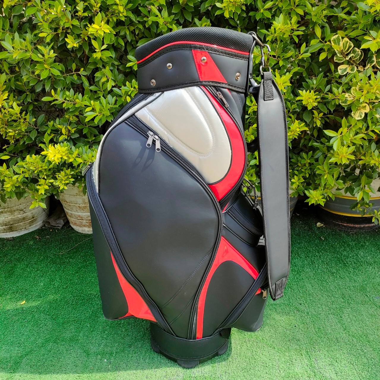 ถุง TOUR CUSTOM ของใหม่ไม่เคยใช้ แต่เก็บในสต๊อคนาน ** มีตำหนิ หนังส่วนหน้าลอก ** ลดราคาพิเศษสำหรับท่านที่ไม่ซีเรียส!! มือหนึ่ง ของแท้ BY NakaraLuxurious