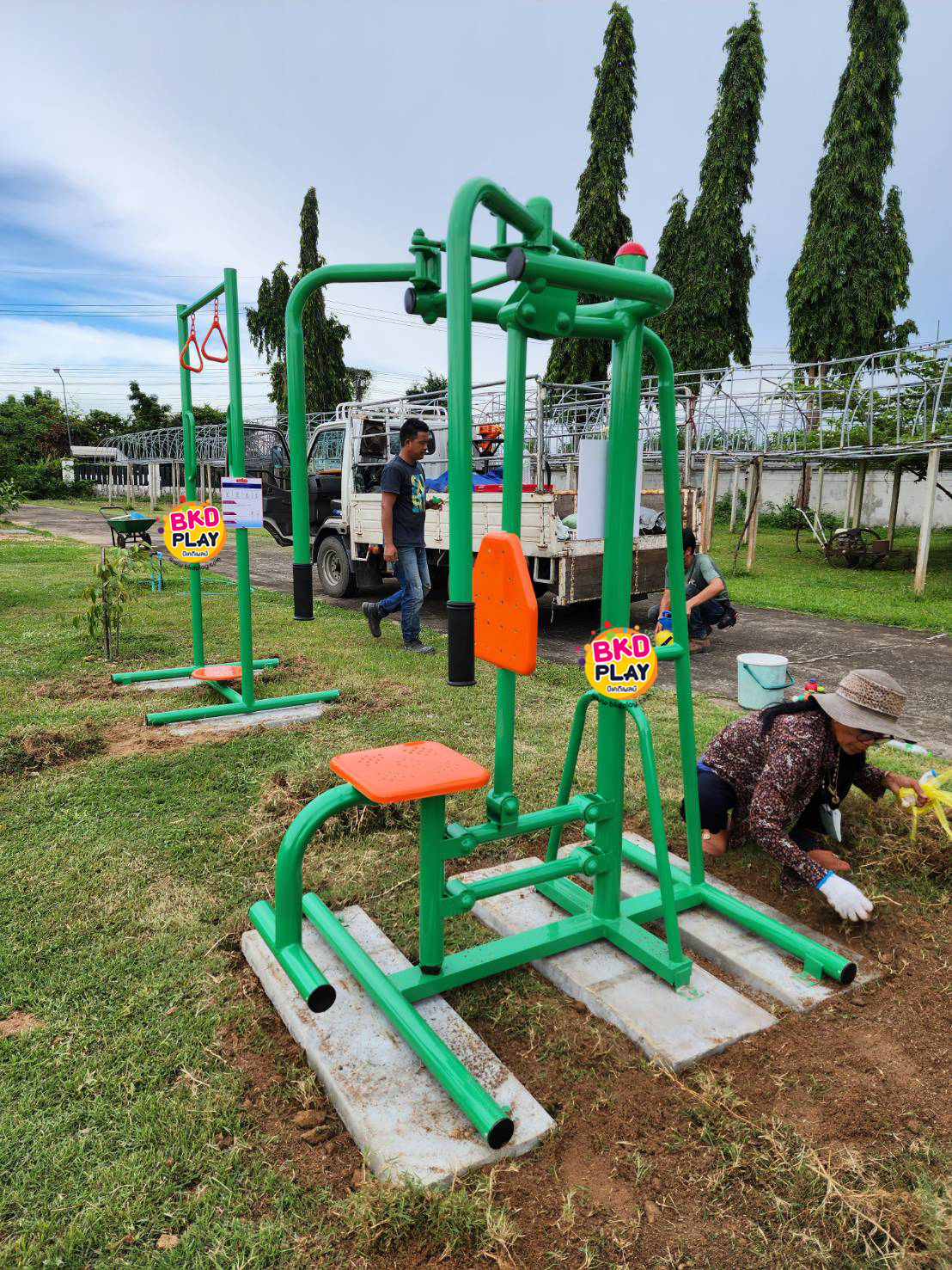 เครื่องออกกำลังกายกลางแจ้งผู้ใหญ่ , ชุดอุปกรณ์ บริหารแขน หน้าอก หัวไหล่ แบบถ่าง หุบยก ตุ้มน้ำหนัก ลานกีฬาอเนกประสงค์ ,สวนสาธารณะ ,เทศบาล ,หมู่บ้าน ,ผลิตในไทย ,สั่งทำตามสีที่ต้องการได้ ขนาด 60x100x160 ซม.