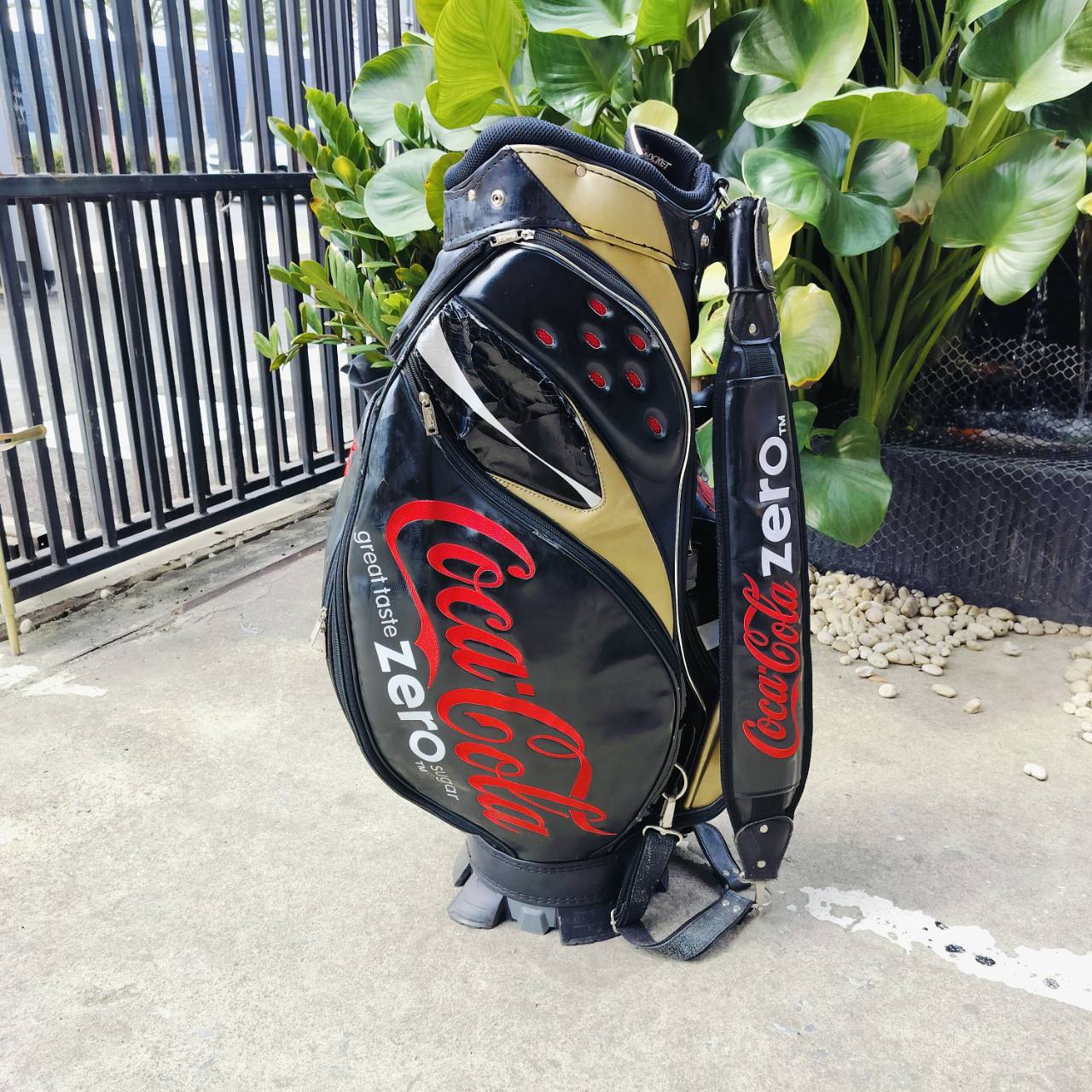 ** มีตำหนิหนังลอก ** ถุงกอล์ฟ COKE ZERO ของแท้ มือสอง มีตำหนิหนังลอกบางจุด โดยรวมยังใช้ได้