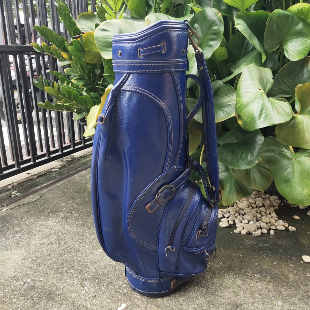 ถุงกอล์ฟหนังแท้ มือสอง ภายในบุกำมะหยี่อย่างดีค่ะ เรียบหรู วินเทจมากค่ะ