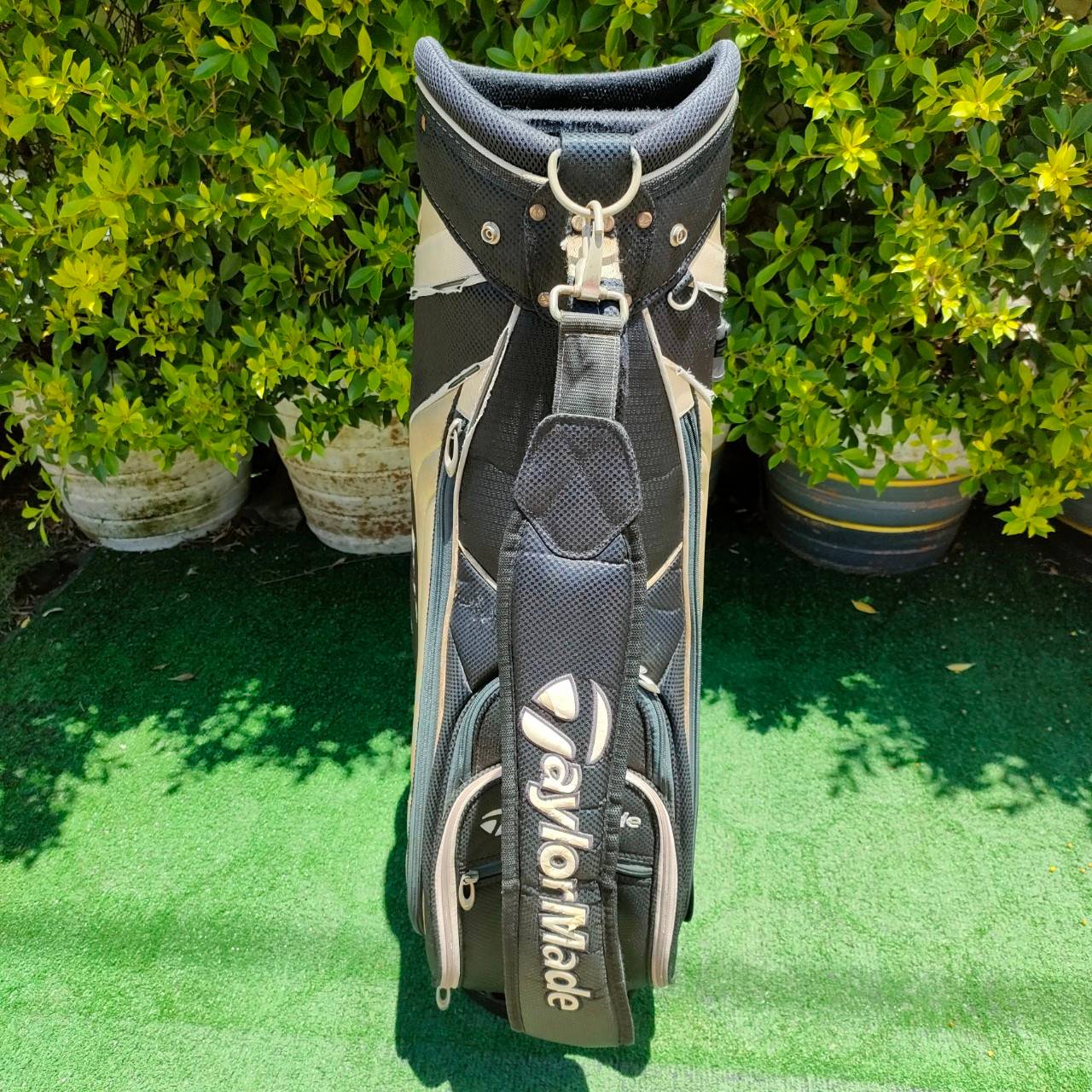 ถุงกอล์ฟ TAYLORMADE มือสอง * มีตำหนิเล็กน้อยตามรูปมองไกลๆ ไม่ค่อยเห็น * *** และ แป๊ก COVER หลุด 1 จุด *** ไม้กอล์ฟมือสอง ของแท้ BY NakaraLuxurious