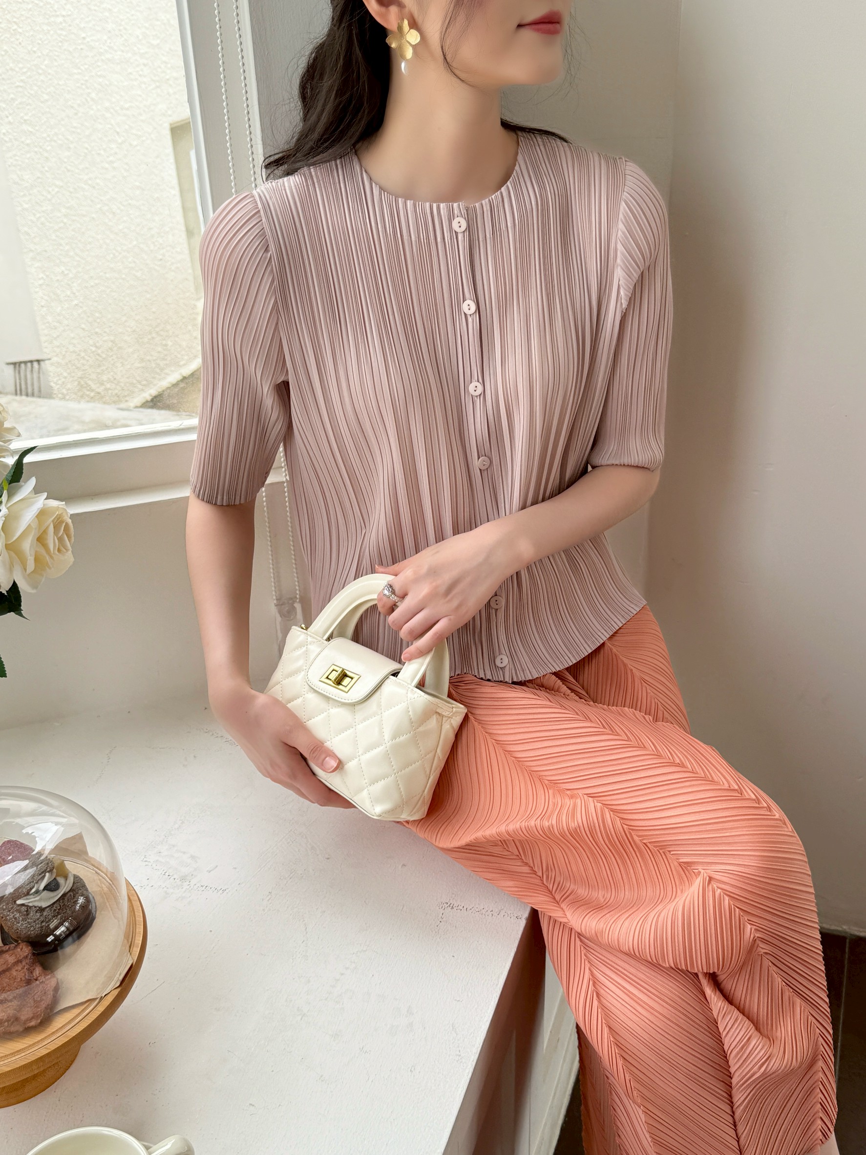 2MUAY รุ่น GJO11307 เสื้ออัดพลีท ROUND NECK BUTTON FRONT PLEATED TOP
