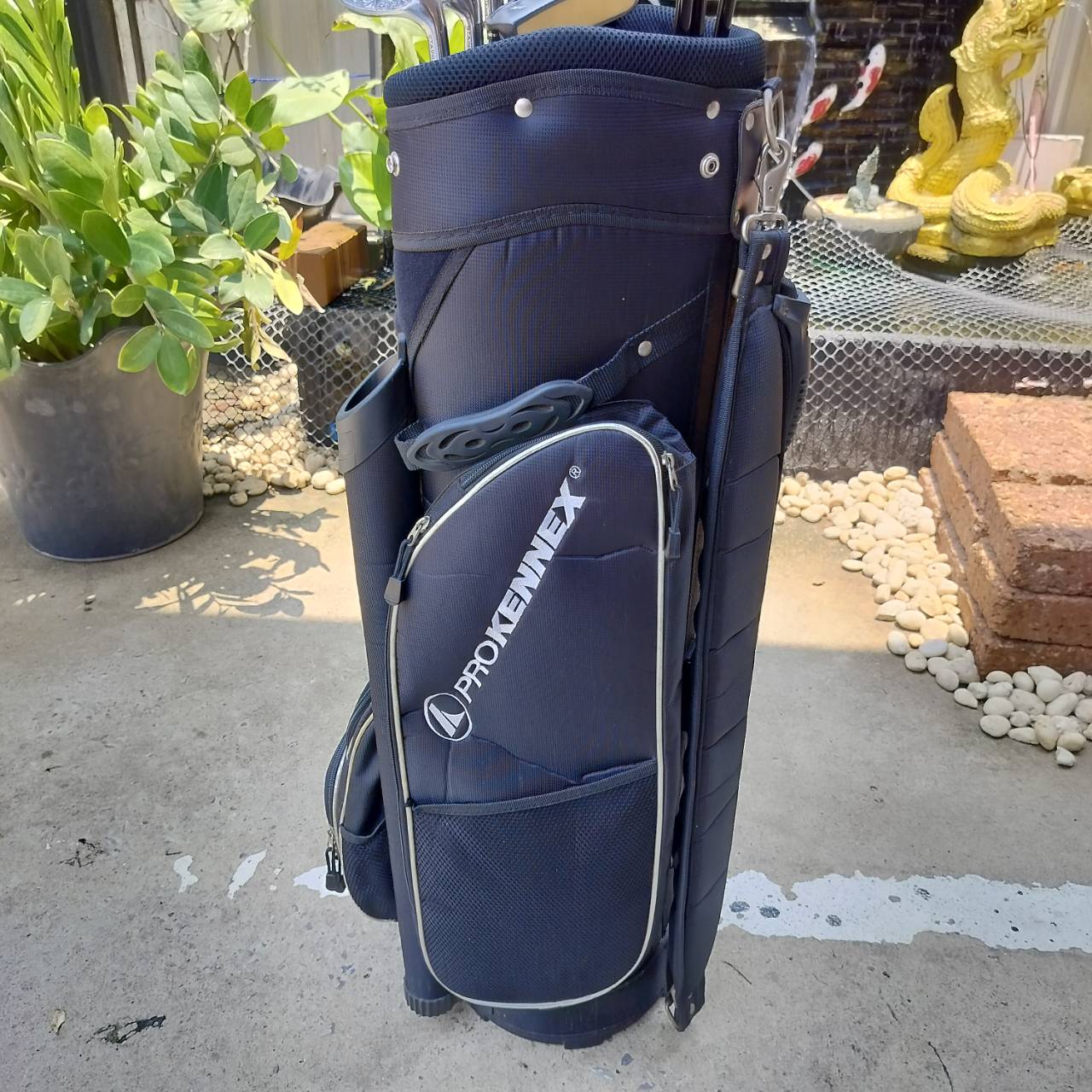 ไม้กอล์ฟครบชุด PRO KENNEX GRAND CANYON สภาพสวยงาม ให้ไม้มาได้ครบเครื่องมากๆ ดีทุกไม้ ถุงกอล์ฟ PROKENNEX เดิมตรงรุ่น และมี COVER ให้ครบทั้งชุดค่ะ ไม้กอล์ฟพรีเมี่ยมมือสอง ของแท้ By NakaraLuxurious