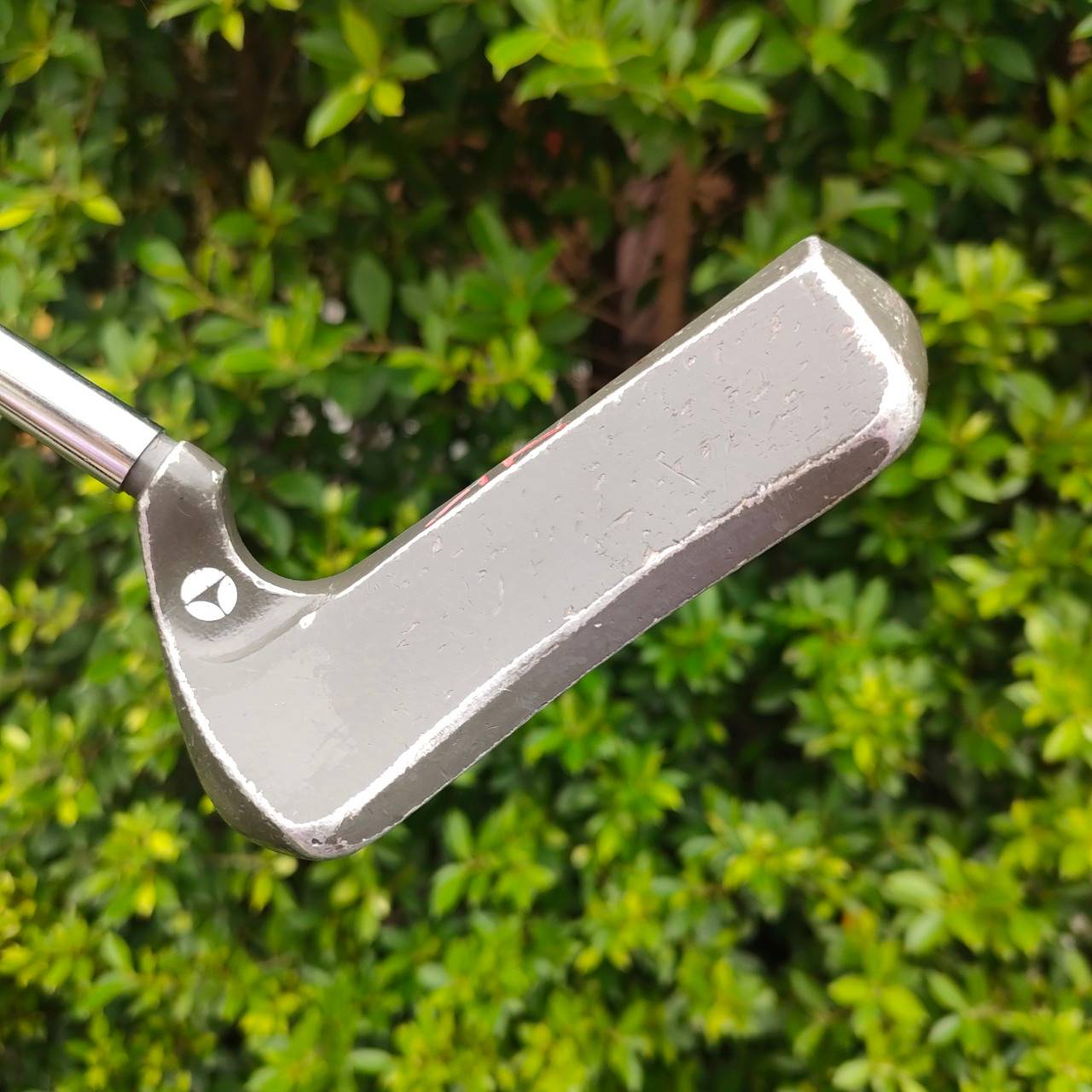 PUTTER TAYLORMADE ความยาว 34 นิ้ว รุ่นนี้บล๊านซ์ดีมาก ของ Taylormade ออกแบบให้ยื่นออกไปทั้งสองข้าง และทำเป็นวงโค้ง ทำให้ชดเชย ความผิดพลาดได้สูงสุด ไม้กอล์ฟมือสอง ของแท้ BY NakaraLuxurious