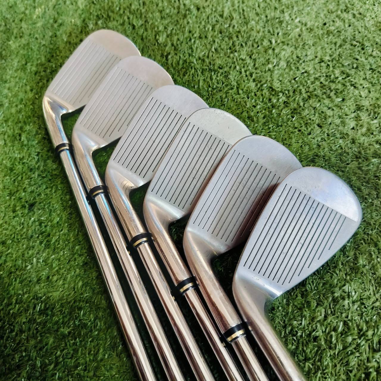 ชุดเหล็ก SRIXON GIE มีเหล็ก 5-9 เเละ PW ก้าน N.S.PRO 950 GH FLEX S เหล็กใบใหญ่ ตีง่ายมาก และช่วย เรื่องระยะอย่างมาก ก้านเหล็กเบา เพียงแค่ 95 กรัม สามารถเร่งสปีด เพิ่มระยะได้มากขึ้น ไม้กอล์ฟพรีเมี่ยมมือสอง ของแท้ By NakaraLuxurious