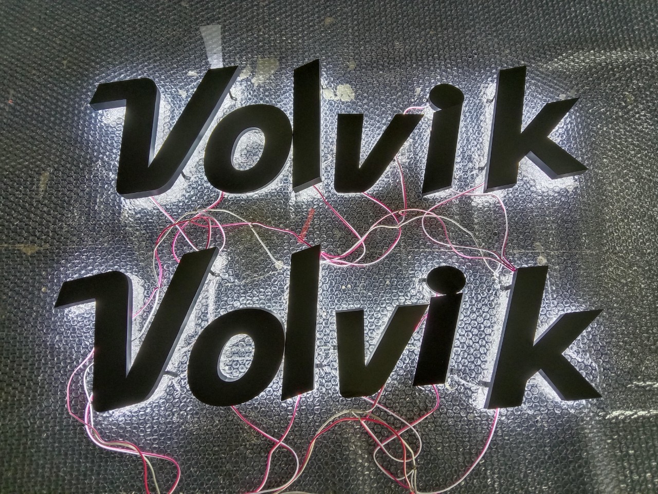 อักษรไฟออกหลัง Volvik