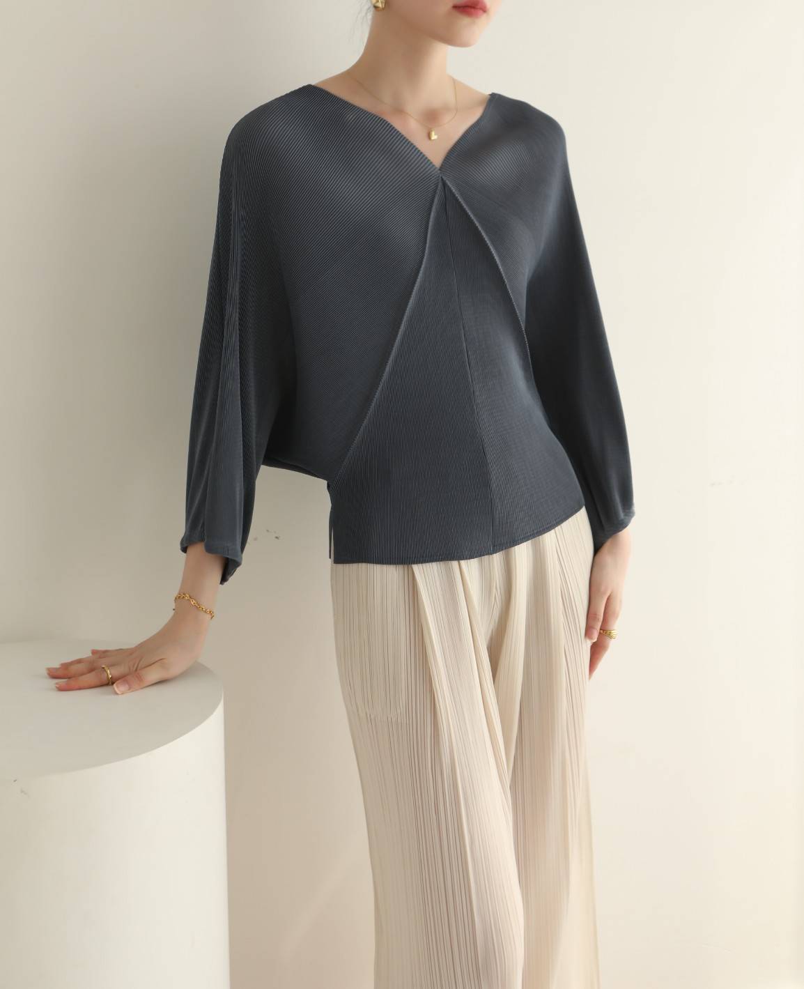 2MUAY รุ่น GJO3075 เสื้อผู้หญิง เสื้อพลีทคุณภาพ สีดำ BATSLEEVE BOW TIE PLEAT TOP FREE SIZE