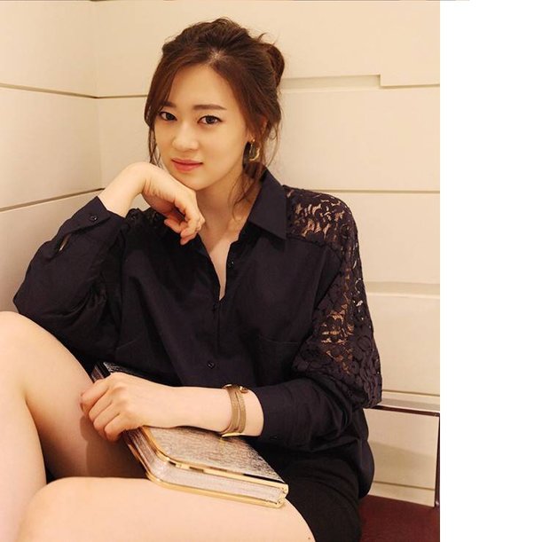 เสื้อเชิ้ต ตัดต่อลูกไม้แขนค้างคาว แขนยาว มีกระเป๋าด้านหน้า สีดำตามแบบ