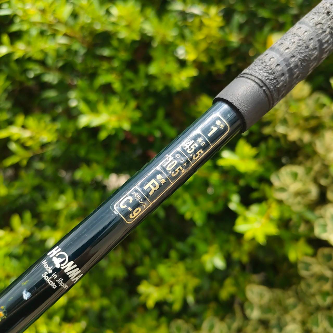 DRIVER HONMA TWIN MARKS 355 Ti องศา 10.5 เป็นตัว TOP สุดในรุ่น ก้าน SUPREME KICK-POINT FLEX R หน้าเด้งจัดๆ รุ่นสองเหรียญ เป็นแพงสุด ที่มาเป็นซีรี่ BERES ในปัจจุบันนี้ วัสดุ พรีเมี่ยม MADE IN JAPAN SAKATA ก้าน SUPREME ดีจัด ก้านแพงๆสมัยนี้ ใช่ว่าจะสู้ได้คร