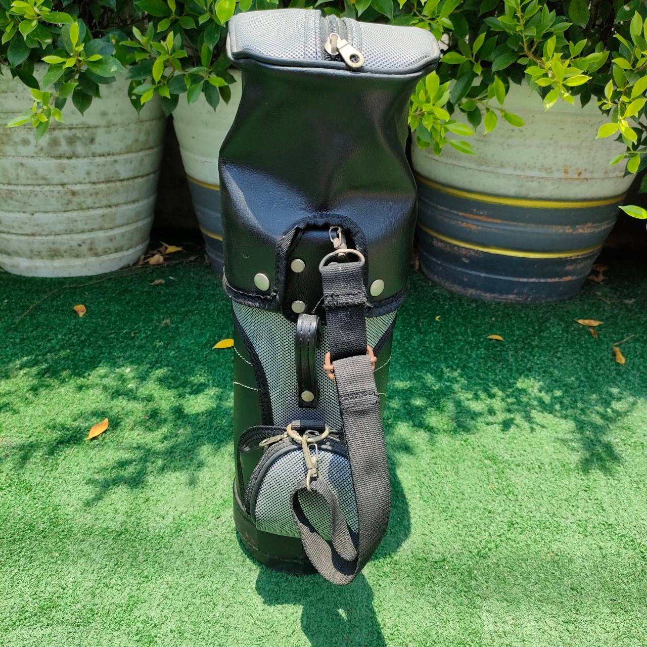 ถุงเก็บความเย็น EST มือสอง เป็นถึงใบเล็กไว้ใส่ขวดน้ำด้านใน และมีที่เก็บความเย็น และใส่ของ ที่ต้องใช้ตอนออกรอบ หรือเอาไว้ สำหรับตั้งโชว์ก็ได้นะครับ น่ารักมาก