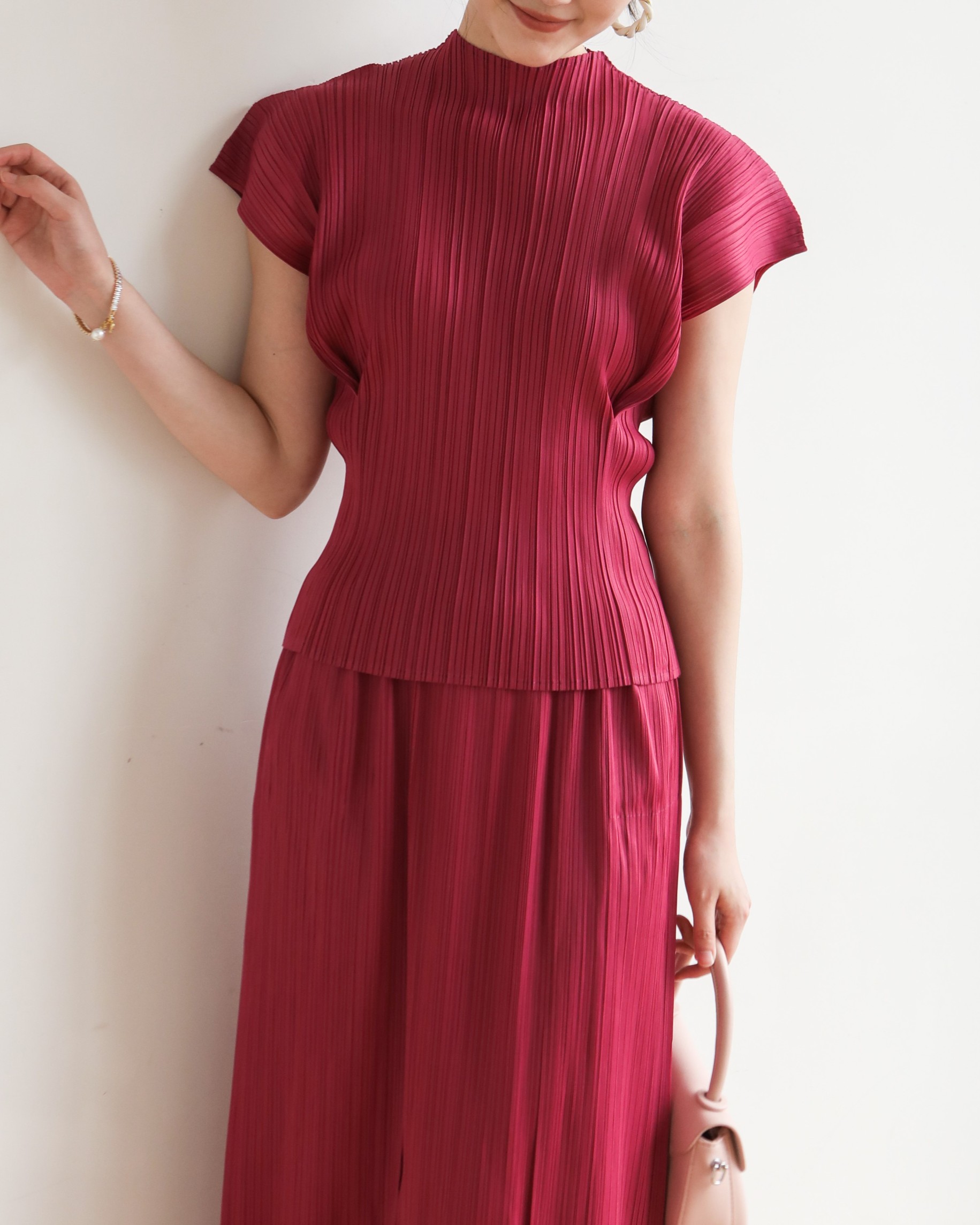 ปรับราคาลง20%!! 2MUAY รุ่น GJO1307 เสื้อพลีทคุณภาพ SHORT SLEEVE HIGH NECK PLEATED TOP สีแดงอมส้ม FREE SIZE