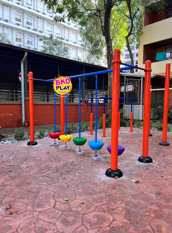 บาร์ปีนป่ายแป้นลูกกลม ทางเดินฝึกทรงตัว เครื่องเล่นสนามกลางแจ้ง เครื่องเล่นสนามเหล็ก สั่งผลิต ขนาด 120x300x200 ซม.