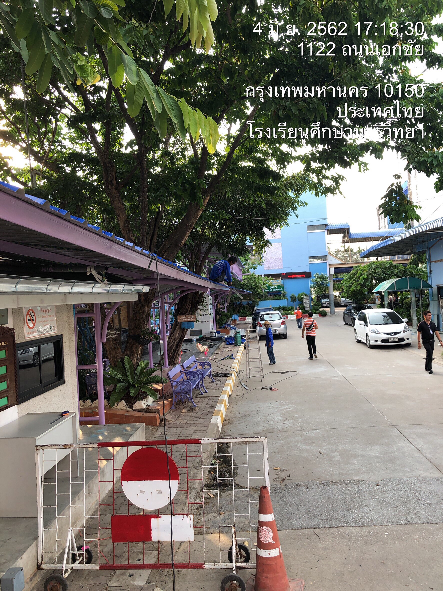 รร. ศึกษานารี ทำหลังคาทางเชื่อมอาคารเรียน