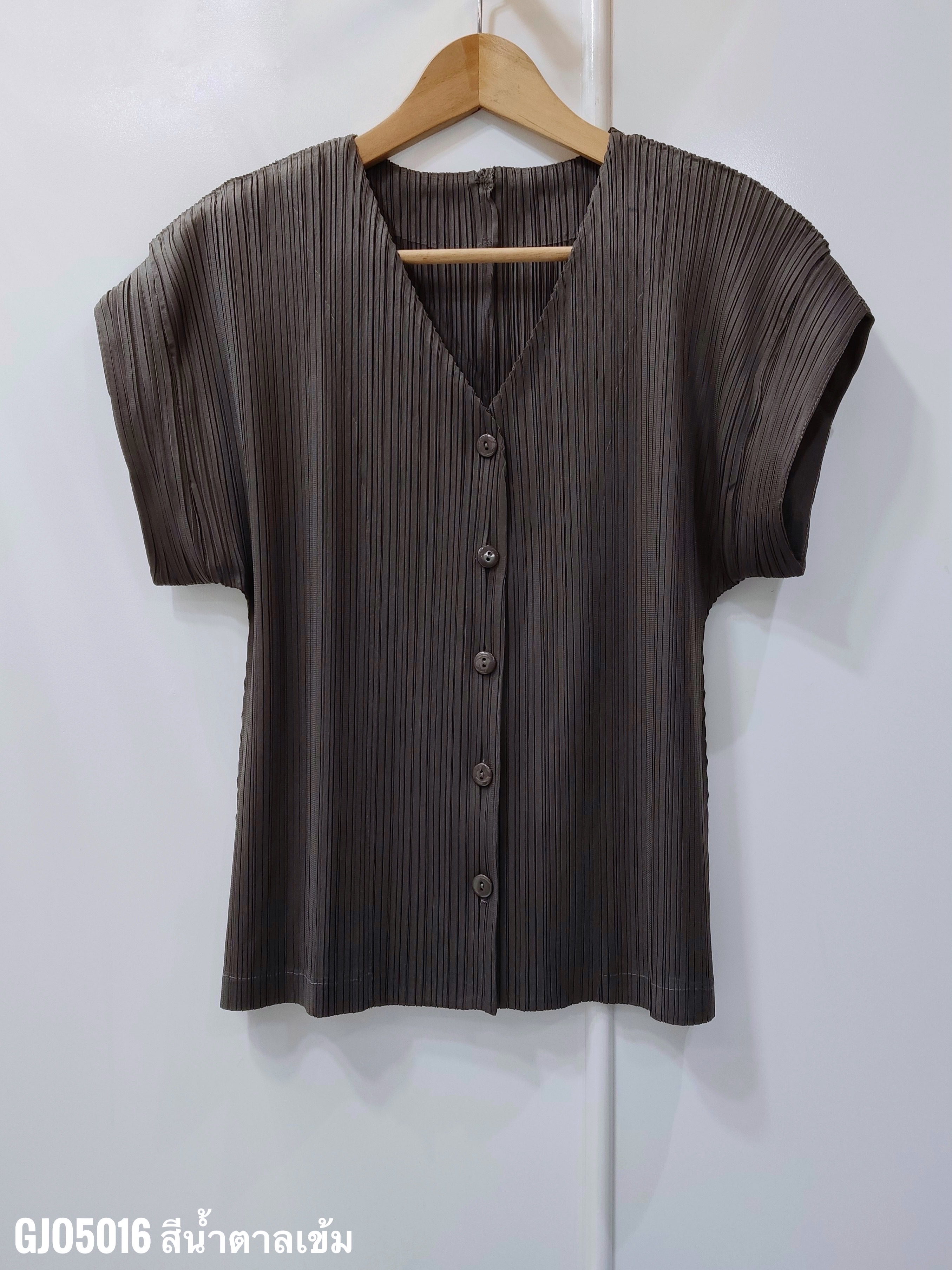 ปรับราคาลง20%!! 2MUAY รุ่น GJO5016 เสื้ออัดพลีทคุณภาพ SHORT SLEEVE V NECK BUTTON FRONT PLEATED TOP 10 สี FREE SIZE