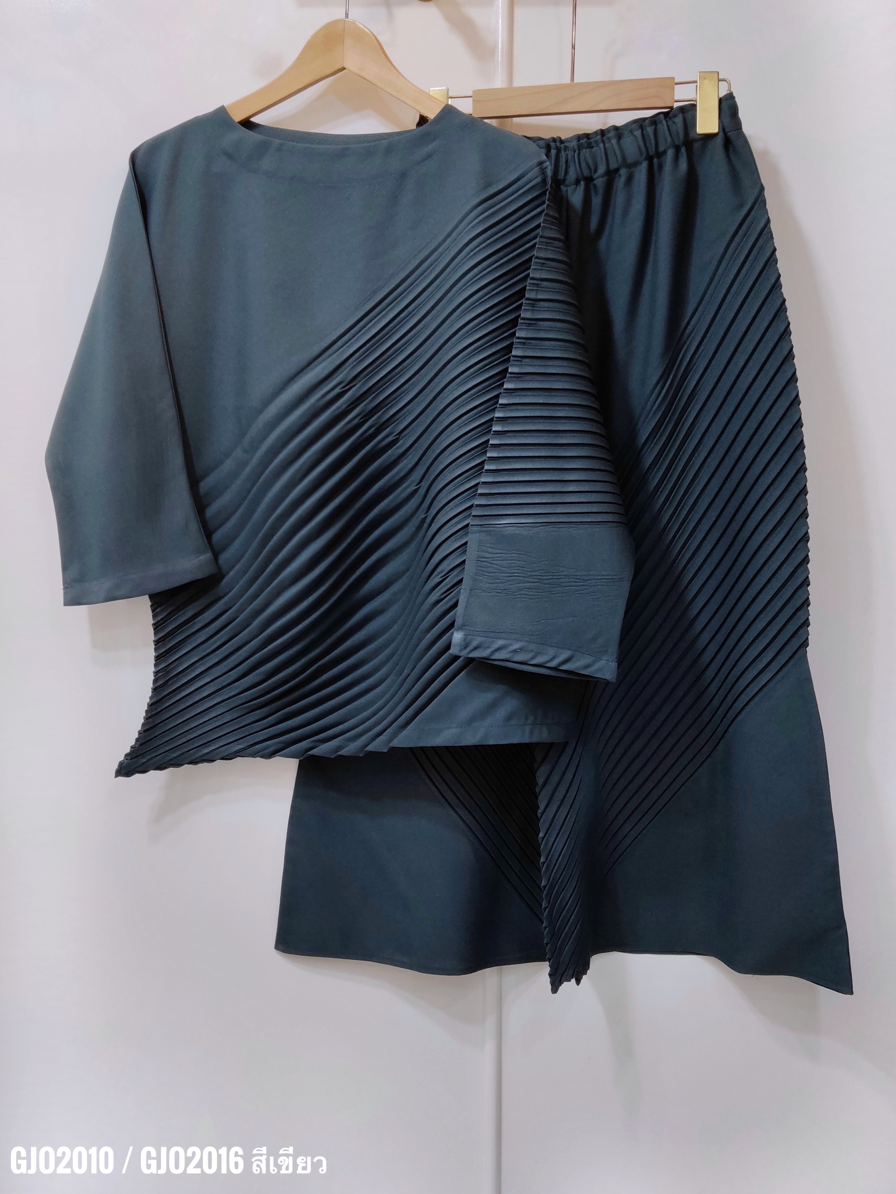 ปรับราคาลง20%!! กก. ยาว34นิ้ว 2MUAY รุ่น GJO2010 / GJO2016 เซ็ตพลีทคุณภาพ CHIC DIAGONAL PLEATED SET 7 สี FREE SIZE