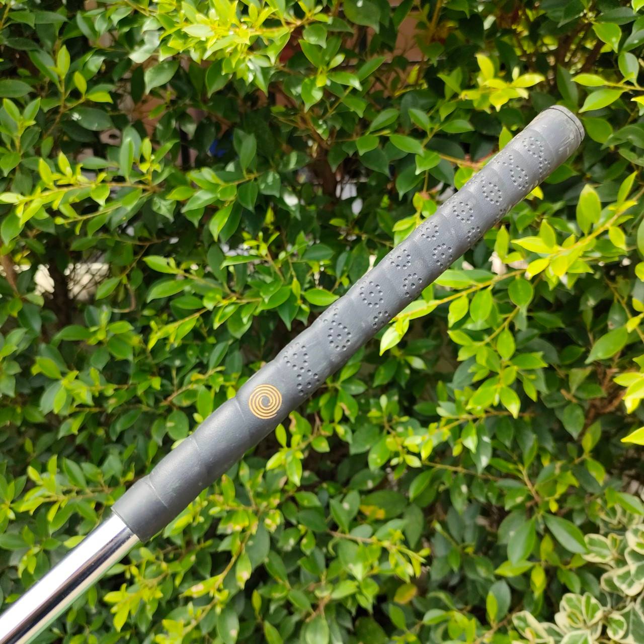 PUTTER ODYSSEY DUAL FORCE 662 ความยาว 34 นิ้ว รุ่นหัวทองหน้าดำ สามารถส่งไปขัดให้เงาวับได้เลยครับ รุ่นนี้ราคาพุ่ง คนตามหามากๆครับ เพราะวัสดุดีเลิศ หน้าดำก็สุดยอดมากๆ เพราะทั้งนุ่มแน่นได้ฟีล และหน้าตะไบ ทำให้กัดลูกให้หมุนเร็ว ลูกเกาะไลน์มากๆ