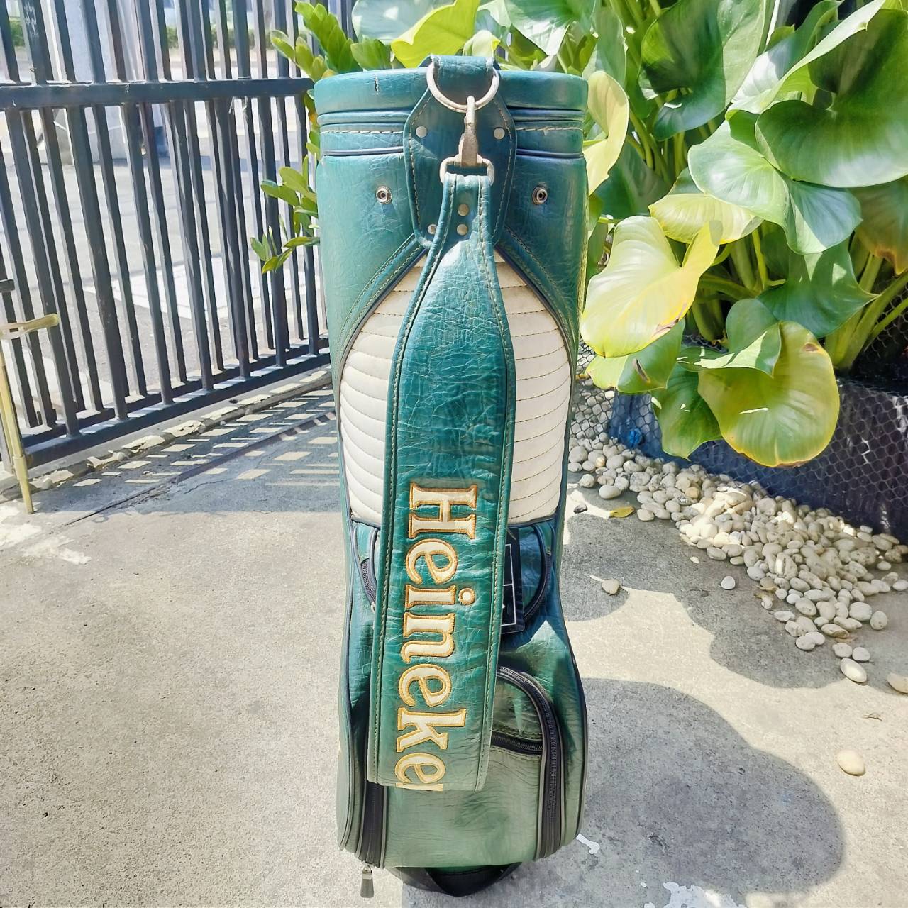 ถุงกอล์ฟ HEINEKEN มือสอง ถุง TOUR สภาพสวยเดิมๆ ** COVER มีแป๊กหลุด 1 จุด ** นอกนั้นใช้งานได้ปกติเลยค่ะ ภายในบุกำมะหยี่อย่างดีค่ะ