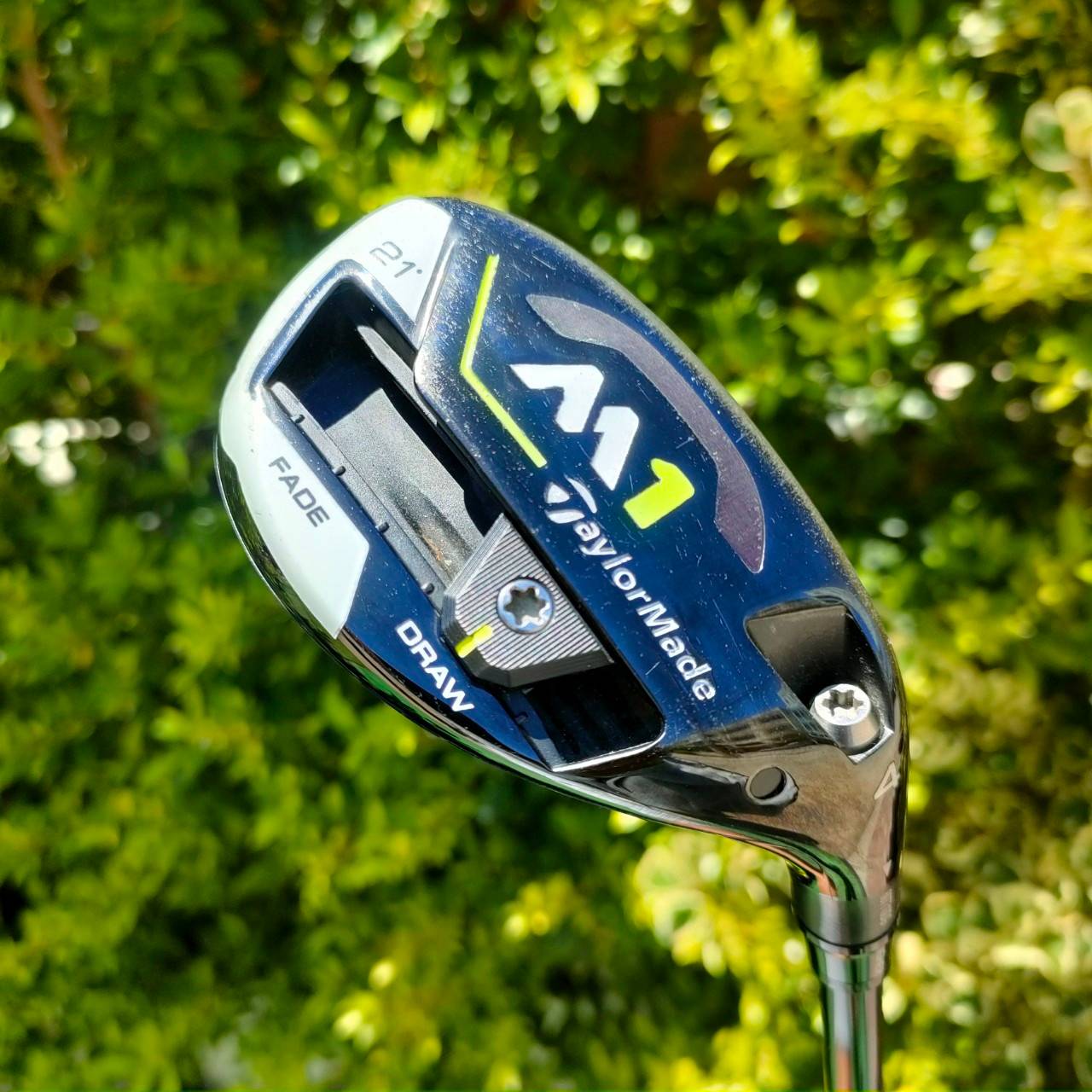 HYBRID 4 TAYLORMADE M1 องศา 21 ก้าน TAYLORMADE TM5-117 FLEX R พร้อม COVER เดิม , รุ่นใหม่ตัวหนังสือสีเขียว , หัวไม้ใหญ่ ไขปรับได้ ไม้กอล์ฟมือสอง ของแท้ BY NakaraLuxurious