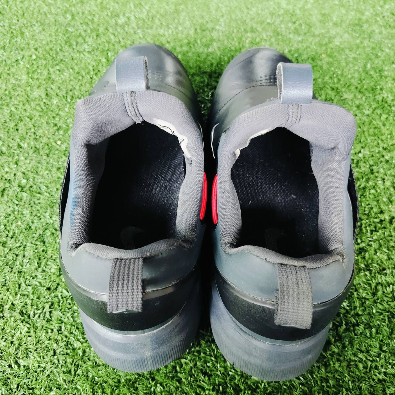 รองเท้ากอล์ฟ NIKE มือสอง เบอร์ 7W US ค่ะ ใส่ง่ายมาก เป็นเชือกแบบยางยืด ไม่ต้องคอยผูกเชือก ปุ่มยึดเกาะดีมาก ปรับเปลี่ยนได้ ไม้กอล์ฟพรีเมี่ยมญี่ปุ่นมือสอง By NakaraLuxurious