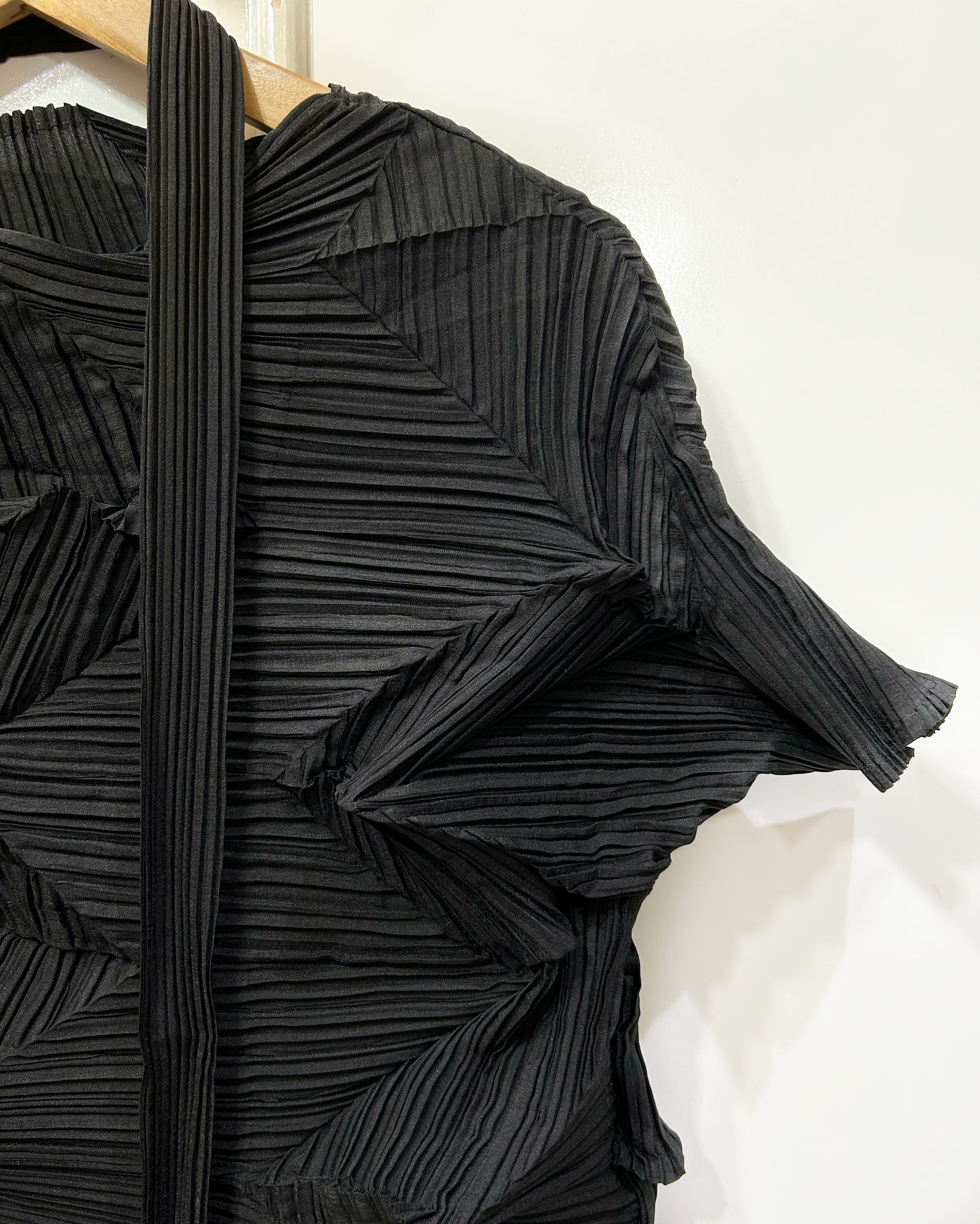 อกถึง 42 นิ้ว 2MUAY รุ่น GM6661 เสื้ออัดพลีท HIGH NECK SHORT SLEEVE ZIG ZAG PLEATED TOP สีดำ FREE SIZE