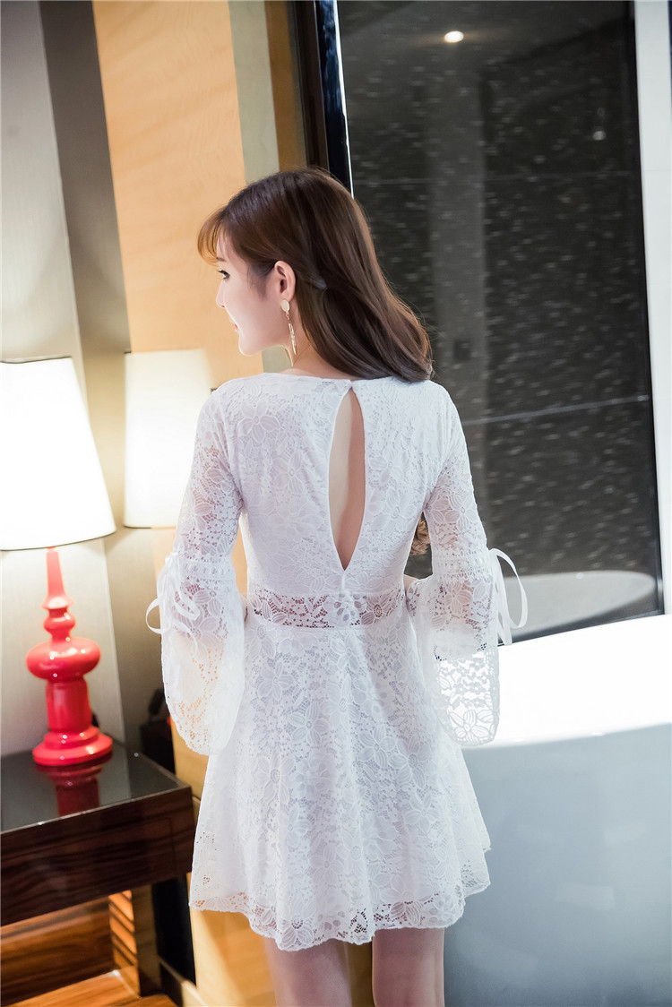 เดรสแฟชั่นเกาหลี ผ้าลูกไม้ ปลายแขนแตร ดีเทลคอเสื้อมีสร้อยคอ สีขาว