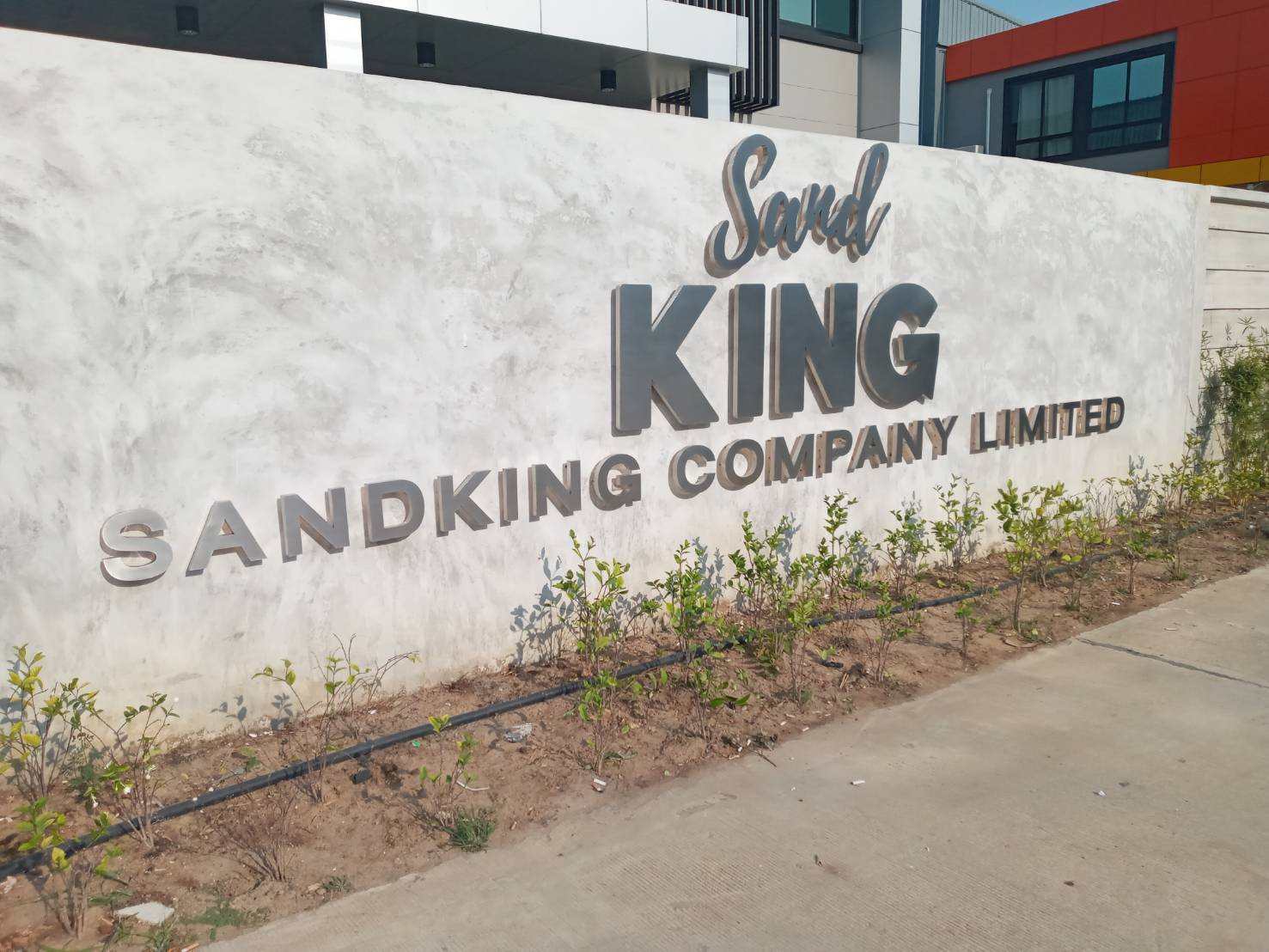 ติดตั้งป้ายอักษรสแตนเลสสีเงินแฮร์ไลน์ ยกขอบ 1นิ้ว ติดขาลอย 2cm