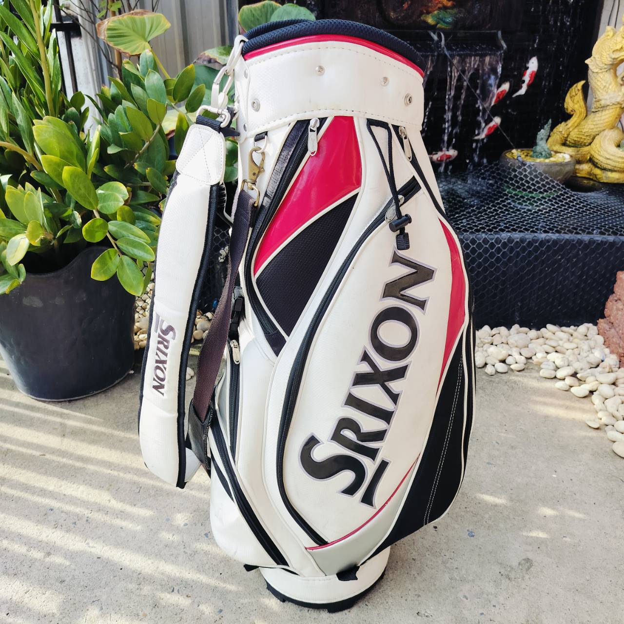 ถุงกอล์ฟ SRIXON TOUR ลายเท่มากๆค่ะ สภาพเดิมๆ ที่ COVER มีลอยดำๆ นอกนั้นสวยมากๆค่ะ น่าใช้มาก ถุงกอล์ฟพรีเมี่ยมมือสอง ของแท้ By NakaraLuxuriious