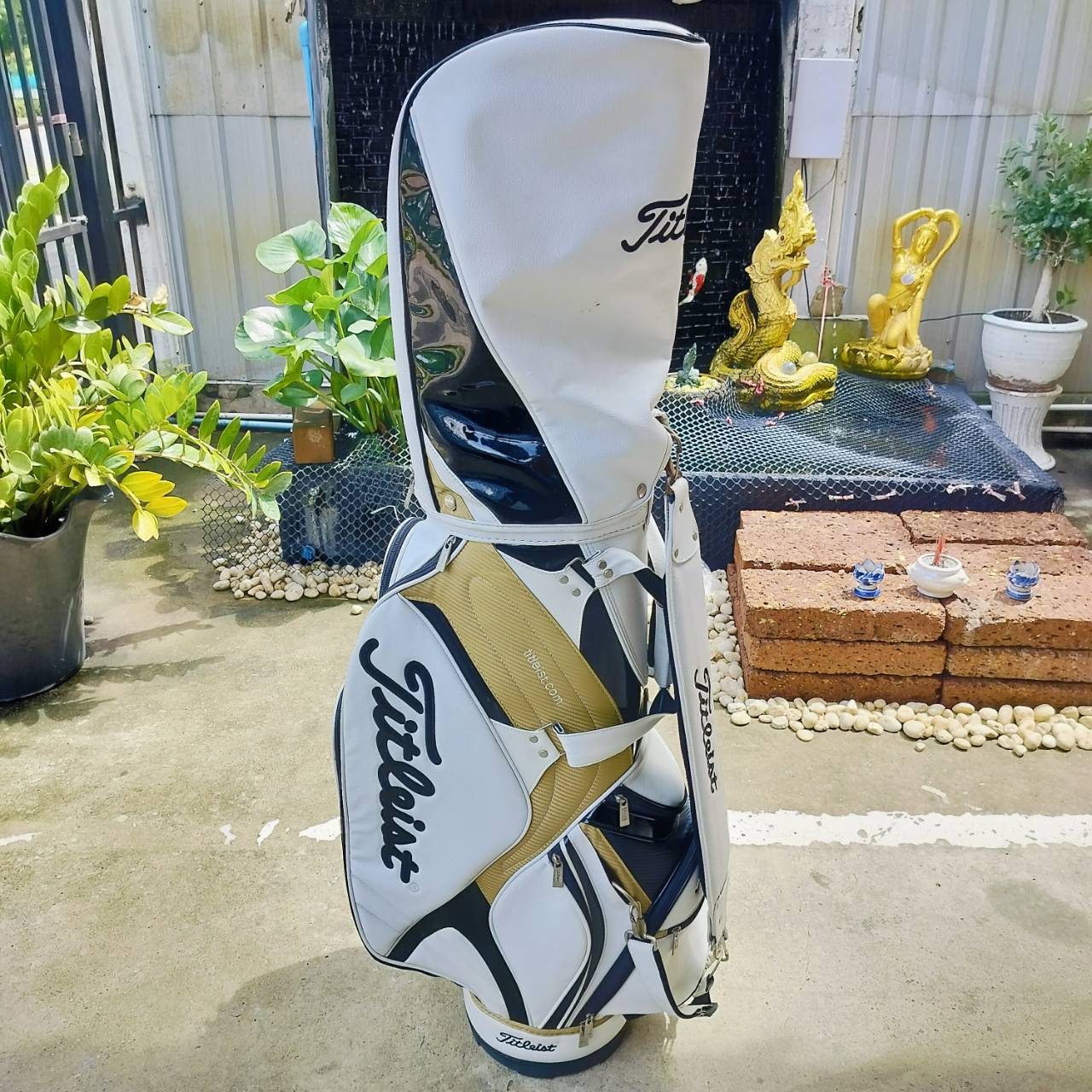ถุงกอล์ฟ Titleist มือสอง สภาพสวยเดิม สีสวยมาก สีขาว ขลิปทอง ทั้งเรียบหรู และดูลักชัวรี่ ในใบเดียวกัน ถุงกอล์ฟพรีเมี่ยมมือสอง By NakaraLuxurious