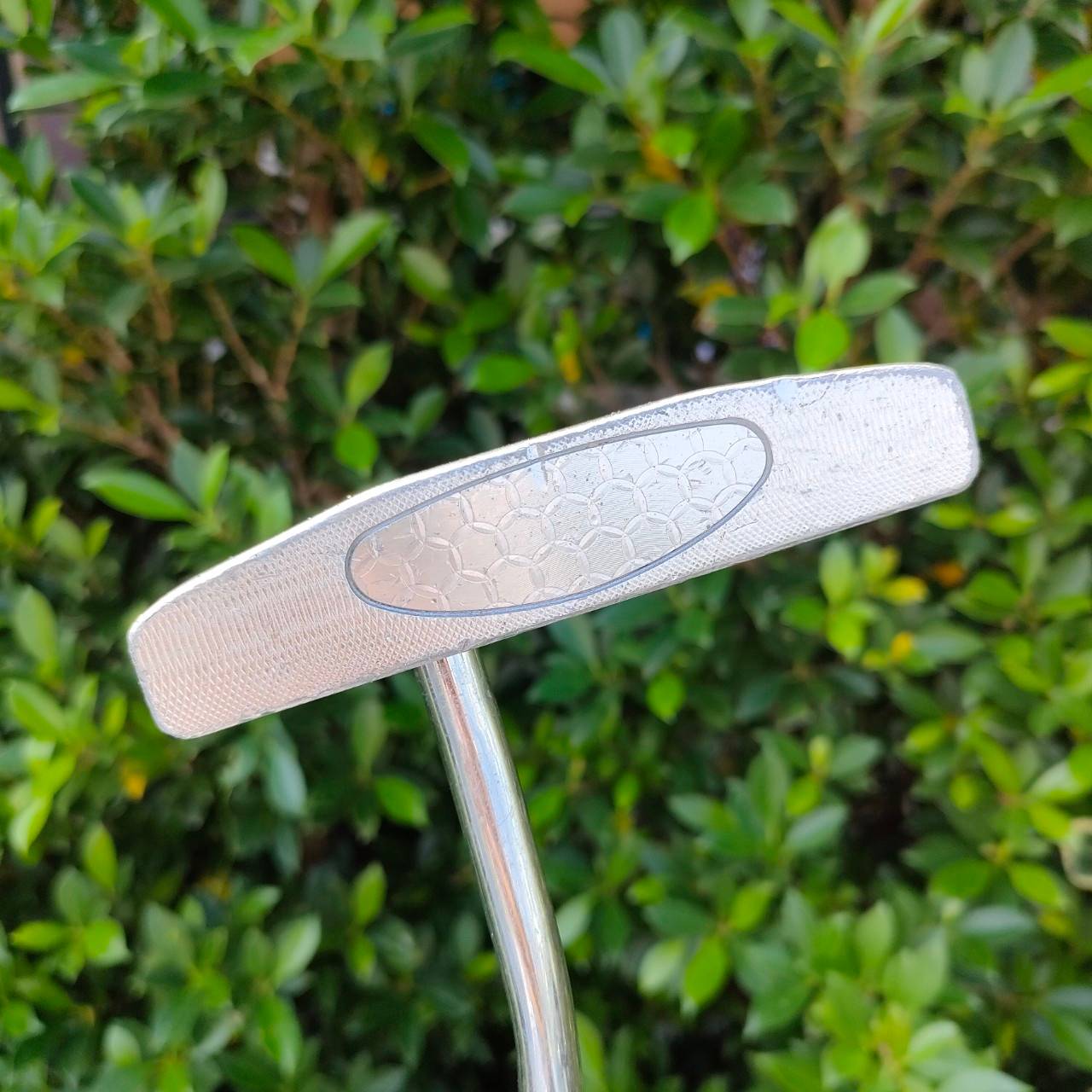 PUTTER SLAZENGR JET STREAM ความยาว 34 นิ้ว น้ำหนักดีมาก มีการกระจายน้ำหนักที่ไม่เหมือนใคร พัตต์แล้วตรงมากๆ หน้าไม้ดีมากๆ